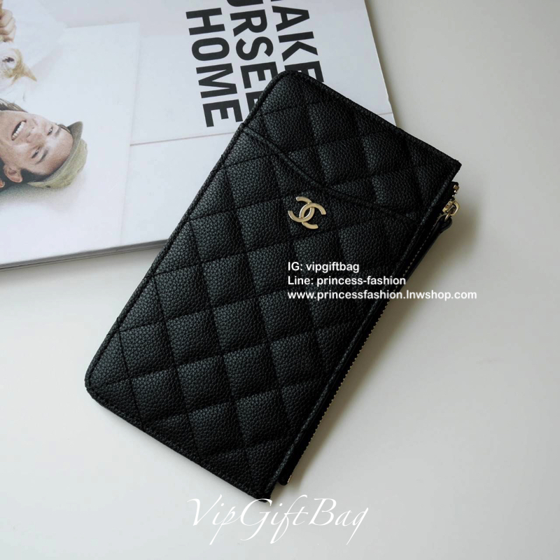 พร้อมส่งที่ไทยแล้วค่ะ♡♡ **สำหรับคนชอบพกน้อย **กะทัดรัด แนะนำรุ่นนี้คะ งานพรีเมี่ยมกิ้ฟท์จากเค้าเตอร์ต่างประเทศ กระเป๋าสตางค์ทรงสวย สะดุดตา หนังสัมผัสลายด้าน จากแบรนด์ CHANEL (GWP) ด้านหน้ามีโลโก้แบรนด์ CC สีทองหรู **อะไหล่สีทองทั้งใบ มีช่องซ