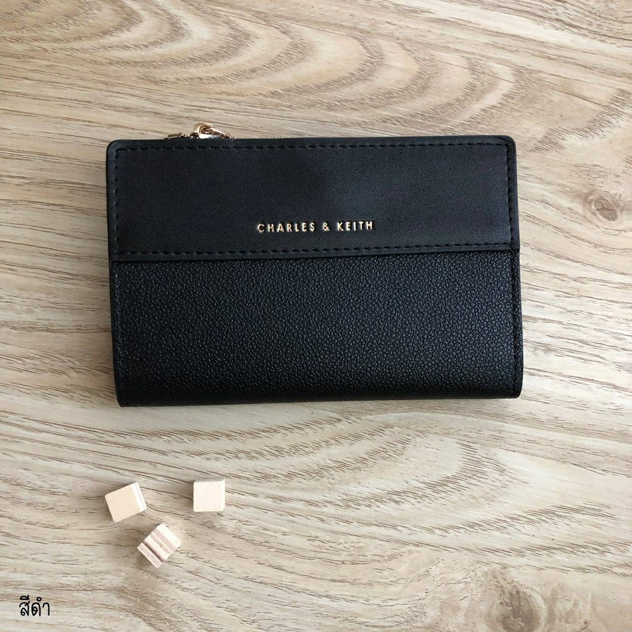 Charles & Keith Classic Snap-Button Wallet กระเป๋าสตางค์ใบสั้นพับ 2 ตอน ด้านหน้ามีโลโก้แบรนด์ เปิด - ปิดด้วยกระดุม ภายในมีช่องใส่ธนบัตร ช่องใส่บัตร และช่องซิปใส่เหรียญ