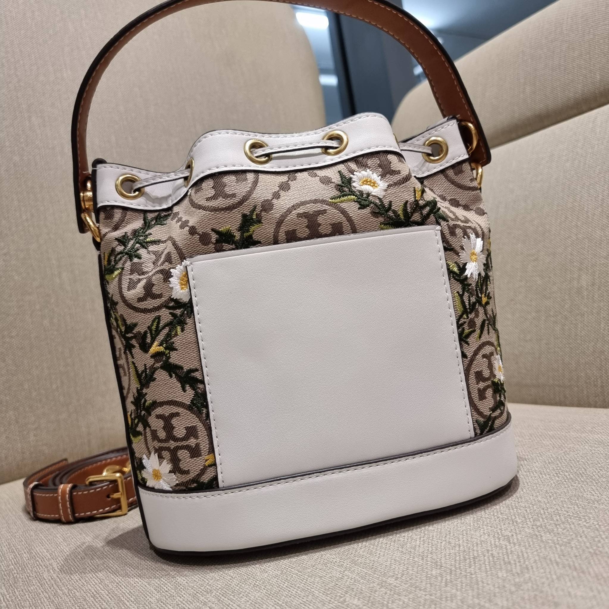 TORY BURCH T MONOGRAM JACQUARD EMBROIDERED BUCKET แรร์ไอเท็มรุ่นยอดฮิต ใบใหญ่ไซส์กำลังดี!! ที่สุดของรุ่นที่ตามหา!! สวยสุดกับดีไซน์ลายปัก ที่ดูแพง!! กระเป๋าบัคเก็ตทรงสวย ที่ดาราเซเลปใช้กันมากมาย ในราคาที่จับต้องได้ โดดเด่นด้วยลวดลายเอกลักษณ์ และลายปักธรรมช