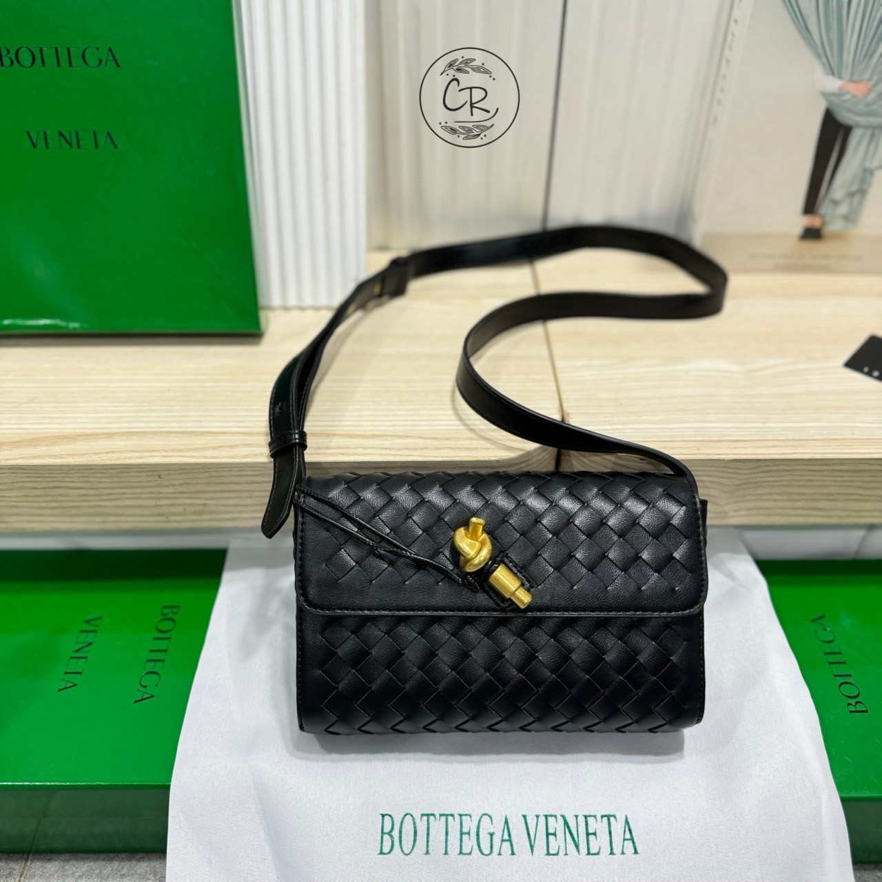 Bottega Veneta Andiamo Shoulder Bag กระเป๋าสะพายสุดชิค ถือเป็นคลัชหรือสะพายได้ ดีไซน์หนังสานตารางสวยโดดเด่นเป็นเอกลักษณ์ที่คงความเรียบหรูดูแพงไว้อย่างลงตัว