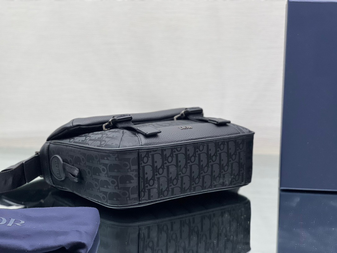 Dior Explorer Messenger Bag Black / Dior messenger bag / Dior Oblique Mirage Technical Fabric and Grained Calfskin เกรดเทพออริจินอล หนังแท้ ภาพถ่ายจากสินค้าจริง ใช้งานต่างประเทศได้