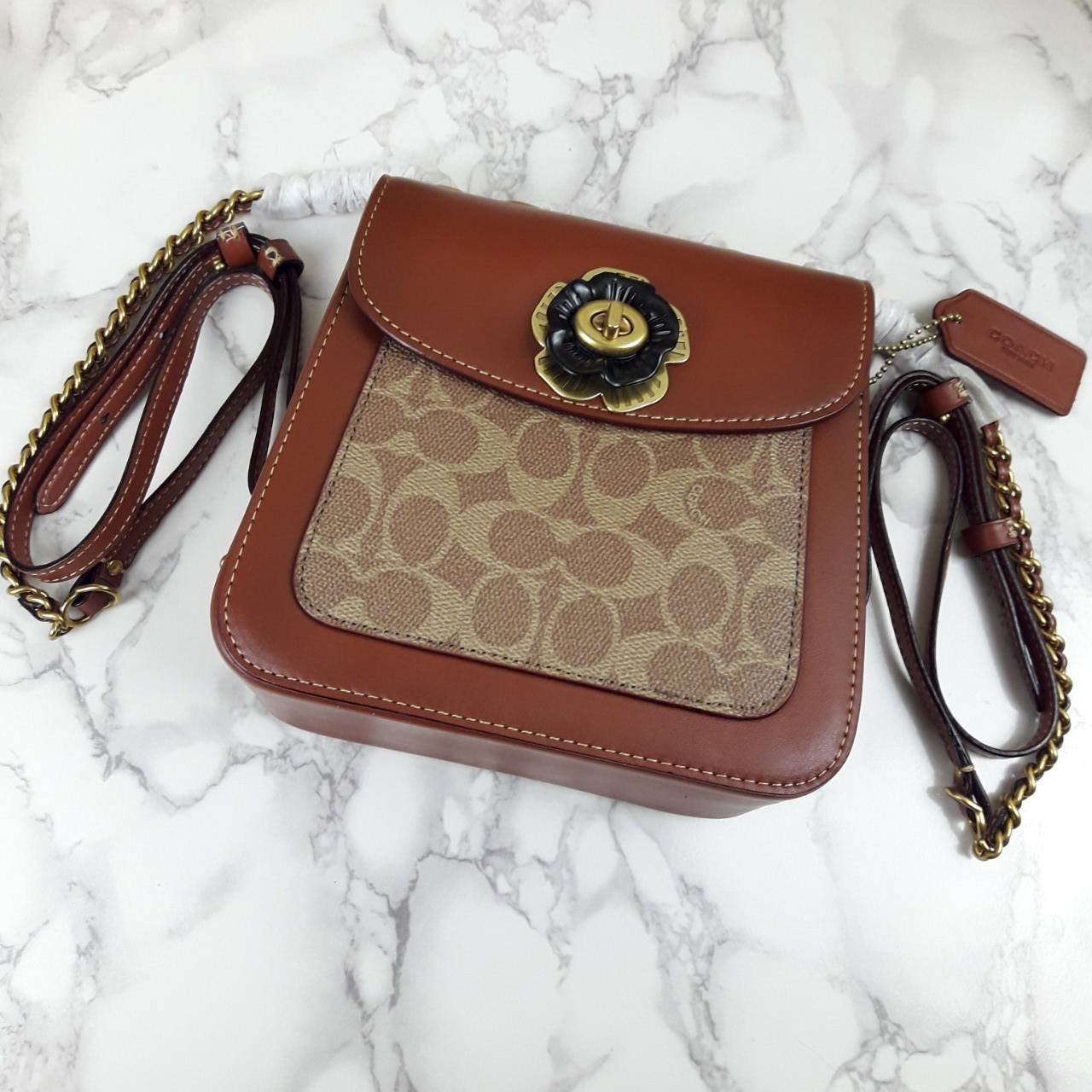 OUTLET 】COACH MADISON CONVERTIBLE BACKPACK 18 IN SIGNATURE CANVAS (C0828) ใบเดียว เปลี่ยนลุคได้เยอะขนาดนี้ ต้องมีแล้ว 🍁ใบนี้ ปรับลุคได้ตามใจสั่งเลย >> เป็นเป้ได้ คล้องไหล่ได้ คลอสบอดี้ได้ หรือจะปรับสายสั้นเก็บด้านในกระเป๋า ถือแบบสวยๆ ดูดีแบบ