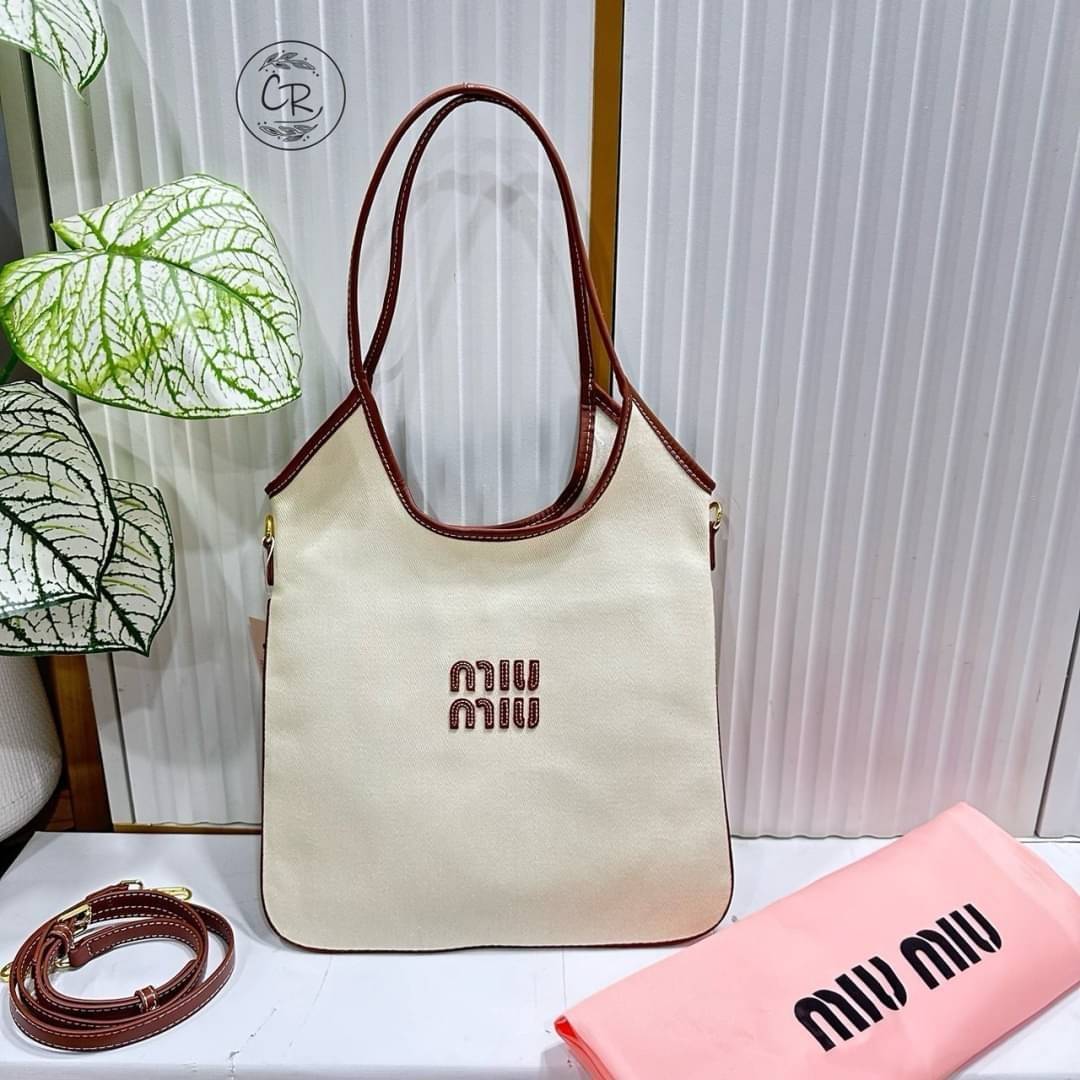 MIU MIU IVY canvas tote bag กระเป๋าทรงโท้ทผ้าแคนวาสรุ่นใหม่ ใบนี้มีสไตล์เมืองและลุคฤดูร้อนอันโดดเด่น ภายในกว้างขวาง ใช้ในวันสบายๆ แต่ยังแฝงความเรียบหรูเอาอยู่ทุกอริยาบทค่ะ