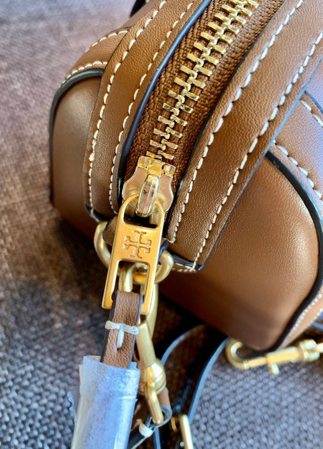 TORY BURCH T Monogram Color-block Barrel Duffle พร้อมส่งที่ไทย สวยก่อนใคร มี2ขนาด ไม่มีคือพลาดจร้าา😘 ✔️กระเป๋าทรงหมอน วัสดุหนังแท้ชั้นดีที่สุด หนังเรียบนิ่มสวย ✔️เปิดปิดกระเป๋าด้วยซิปคู่แบบมีหนังห้อย ภายในกว้างมากสำหรับไซด์นี้ หายห่ว