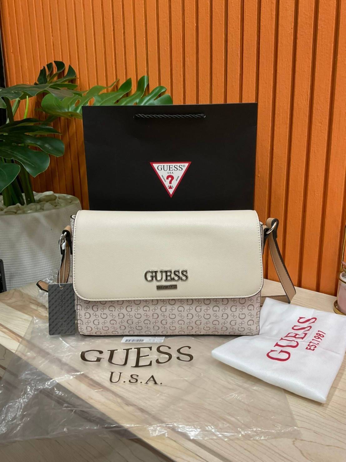 ของแท้ 💯% 】Guess Brit Crossbody Bag in Charcoal Signature Faux Leather and G Monogram Print with Black Leather Flap - Women's Sling Bag กระเป๋าสะพาย Crossbody ทรงเหลี่ยม รุ่นยอดนิยมอีกรุ่นหนึ่งของ Guess ตัวหนังคือดีงามทรงสวย หนังนิ่มน่าใช้มาก