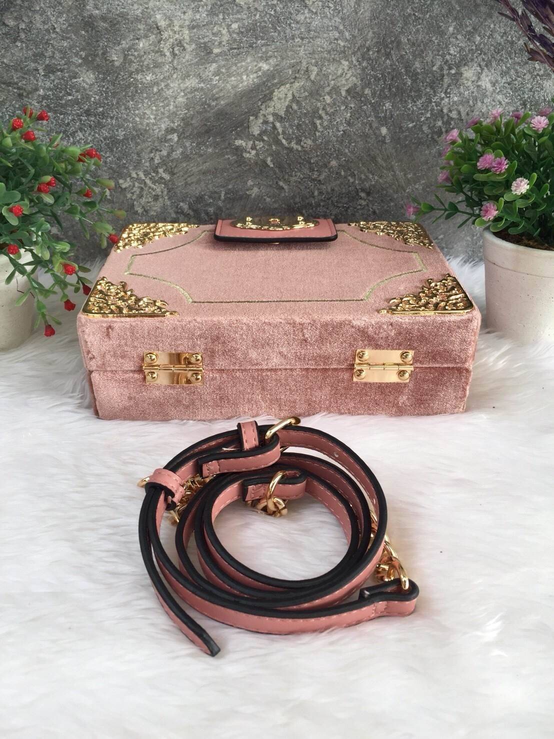 ALDO HARORTLAND BAG กระเป๋าทรง Box วัสดุผ้ากำมะหยี่แจ่งลาบฉลุสีทองสวยมากกกกกสุดๆ เปิดปิดด้วยกระดุมแม่เหล็ก เป็นลักษณะกล่อง เก๋ๆค่ะ ด้านในเป็นช่องโล่ง ใส่มือถือ กปต. เครื่องสำอางค์ จุได้เยอะค่ะ มาพร้อมสายยาว ปรับได้ 5 ระดับ และ พวงกุญแจพู่ ถอดได้ค่ะ แนะนำค