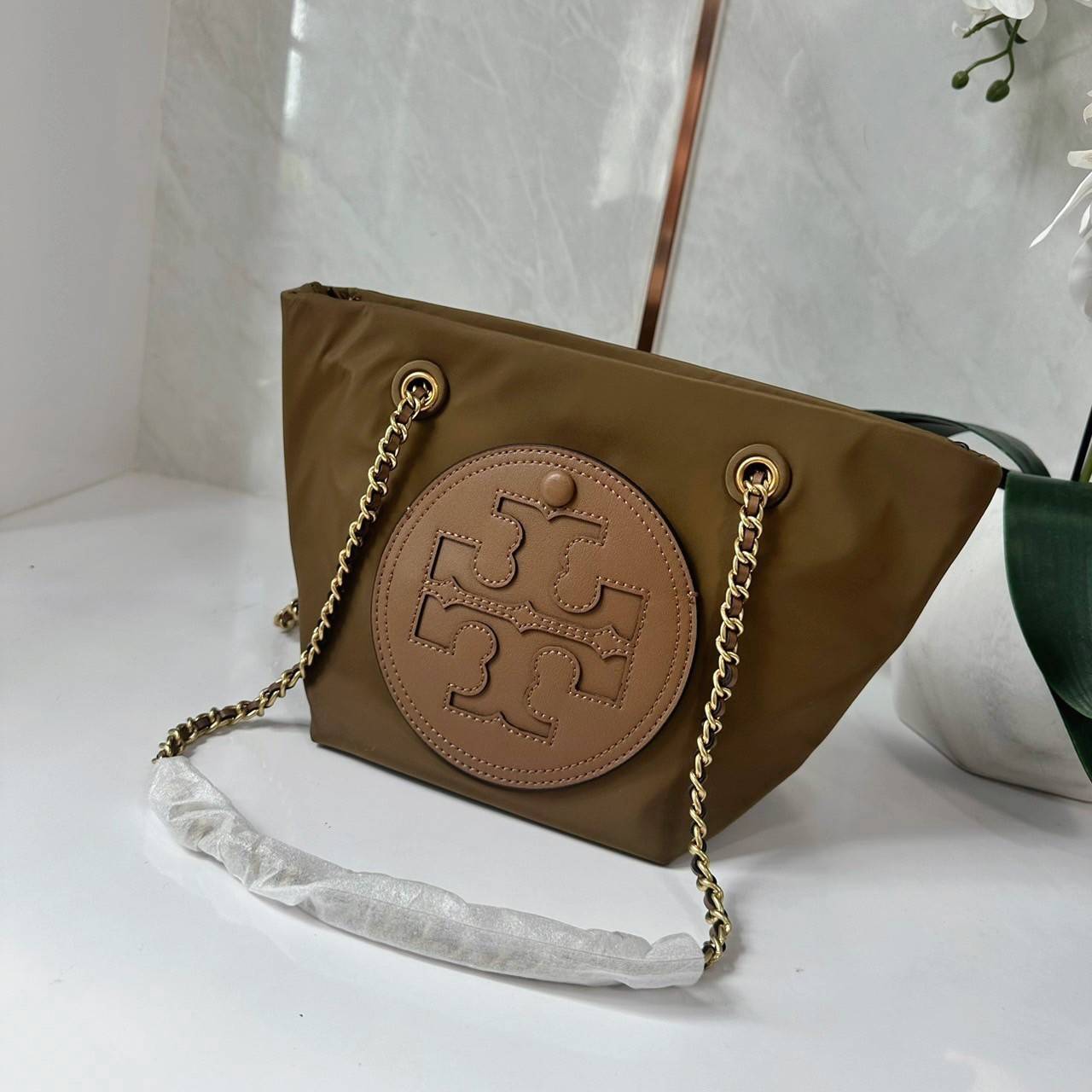TORY BURCH Ella Chain Crossbody Nylon Bag กระเป๋าคล้องไหล่สายโซ่หรูหราโดดเด่นด้วยโลโก้หนังด้านหน้า สามารถปรับสะพายคอสบอดี้ สะพาลไหล่ได้