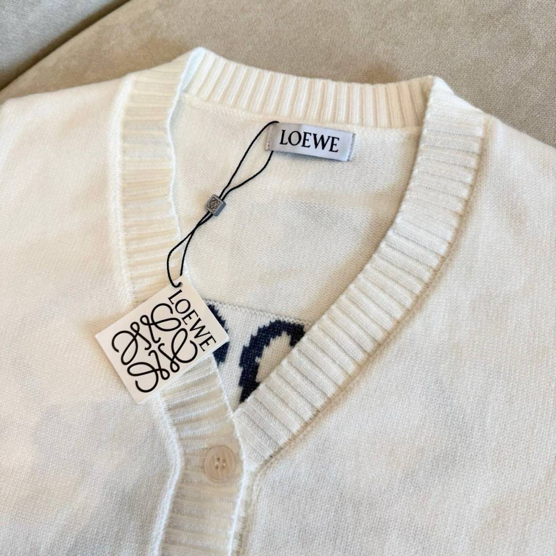 TOP ORI | LOEWE CARDIGAN เสื้อสเวตเตอร์งานแบรนด์เนื้อผ้าอย่างดีงานนำเข้าจากโรงงานเทียบแบรนด์ เกรดท็อปออริจินอล เกรดดีสุด เทียบแท้ พร้อมป้ายแท็ก ภาพถ่ายจากงานขายจริง