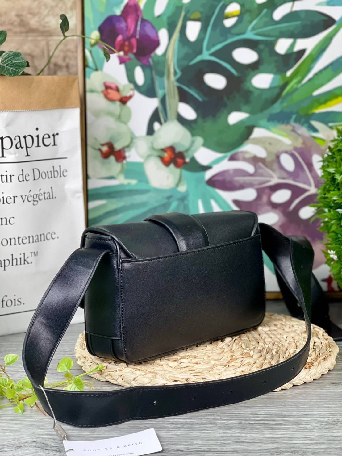 Charles & Keith Front Flap Push Lock กระเป๋าสะพายข้างทรงสวย จุดเด่นที่อะไหล่ลายไม้ตรงตัวเปิดปิด น้ำหนักเบา ด้านหลังมีช่องใส่ของได้ เปิดปิดแบบตัวกดล็อก ด้านในจุของได้พอสมควร เช่น iPhone 12 Pro Max กระเป๋าเงินใบกลาง/สั้นเป็นต้น สายสะพายยาวปรับสายได้ (ถอดสาย