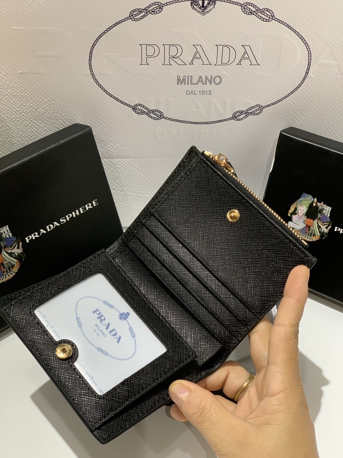 ORI หนังแท้ | Prada Wallet / Prada Small logo-plaque Saffiano Wallet กระเป๋าสตางค์ปราด้าใบกลาง เรียบหรู หนัง Saffiano เนื้อนุ่ม มีฟังก์ชันและสไตล์ให้เลือกด้วยช่องใส่บัตรหลายช่อง