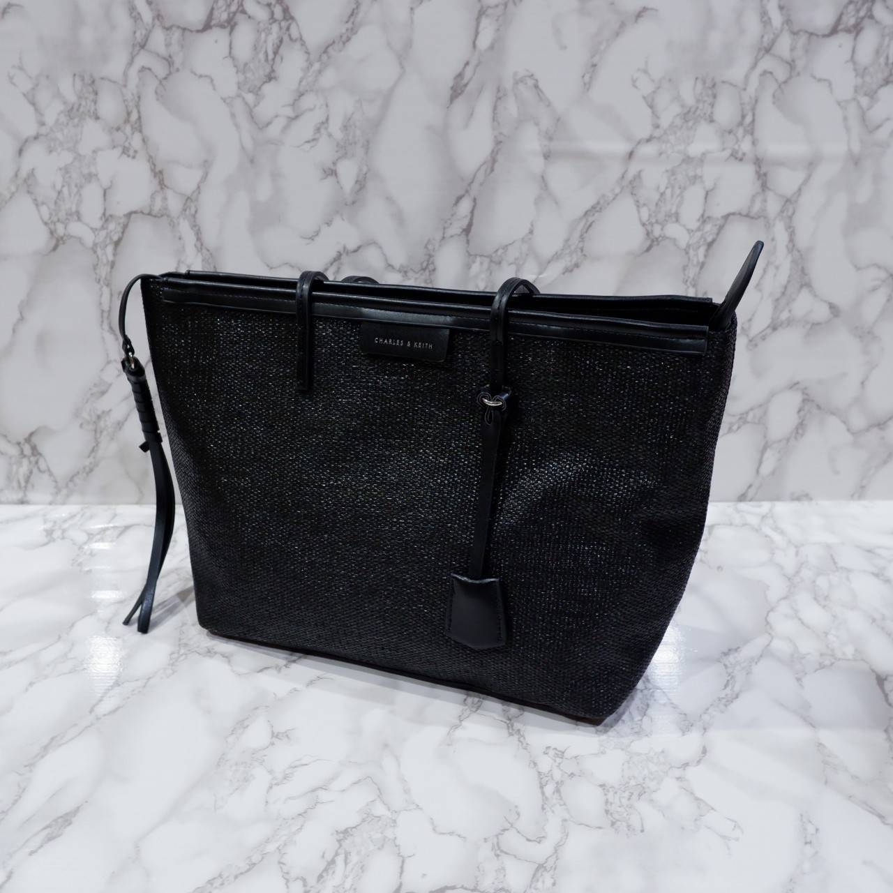Charles & Keith Black Textured Tote Bag ฮอตฮิตตลอดกาลสำหรับรุ่นนี้ รุ่นยอดนิยม!! มากี่รอบกี่รอบก็ขายดี ใครไม่มีรุ่นนี้ติดตู้ไว้ถือว่าเชยมาก(!!) กระเป๋าสะพายทรง Shopping bag ใบใหญ่จุของได้ใจ น้ำหนักเบา โดดเด่นด้วย Textured วัสดุสานรอบใบ ตัดขอบหนัง สวยอยู่ท