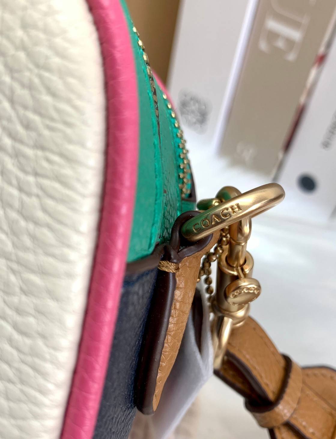 COACH JES CROSSBODY IN COLORBLOCK((72704)) พร้อมส่งอีกครั้ง ห้ามพลาดก่อนหมดค่ะ! กระเป๋าสะพายข้าง//หรือครอสบอดี้ร์ หนังแท้นิ่ม ลายหนังสวยงาม ด้านหน้ามีโลโก้แบรนด์แบบรถม้าเก๋ไก๋ค่ะ มี2ช่องซิปหลักให้ใส่ของ;สามารถใส่กระเป๋าเงินใบยาวได้;ของอื่นๆได้หลายอย่างเลย