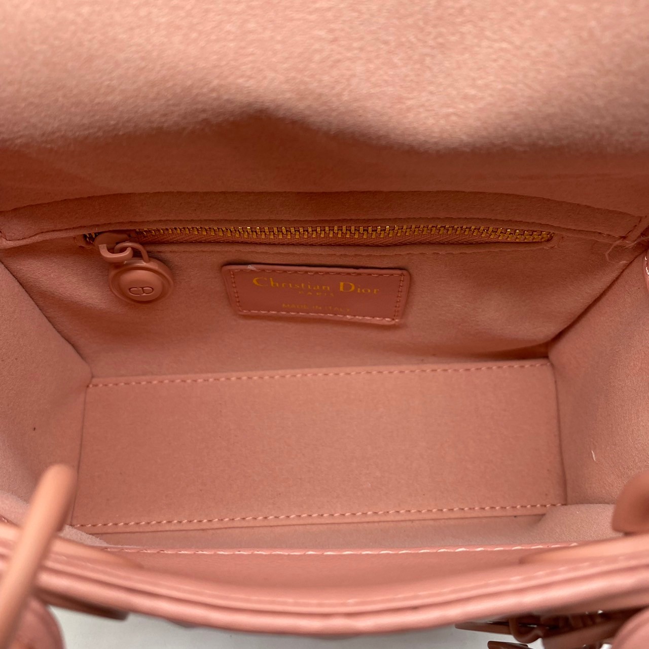 หนังแท้ DIOR LADY BAG 17cm ไซส์เล็กขนาดกำลังน่ารักเลยค่ะ งานออริหนังแท้ทั้งใบปั้มลายรุ่นใหม่ล่าสุด ความสง่างามอีกหนึ่งรุ่นของ Dior รูปทรงสีเหลียม ขนาดกระทัดรัด ตั้งอยู่ทรง ฐานกระเป๋าแข็งแรง มีหมุดรองฐาน ดีไซน์ที่มีเอกลักษณ์เฉพาะตัว ด้านหน้าตกแต่งด้วยตัวอั