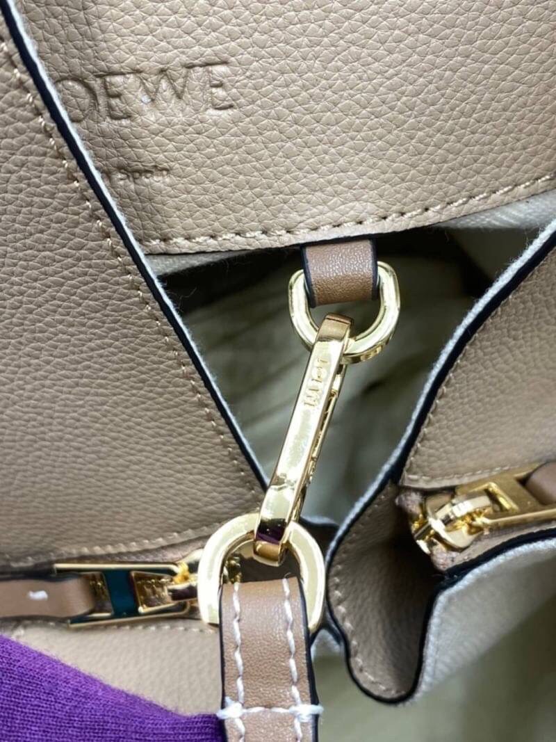 VIP GIFT 】หนังแท้ Loewe Small Hammock bag in pebble grain calfskin A multifunctional bag with supple side panels that release to change its shape. Looped straps allow the bag to be worn in multiple ways. This small version is in pebble grain calfskin.