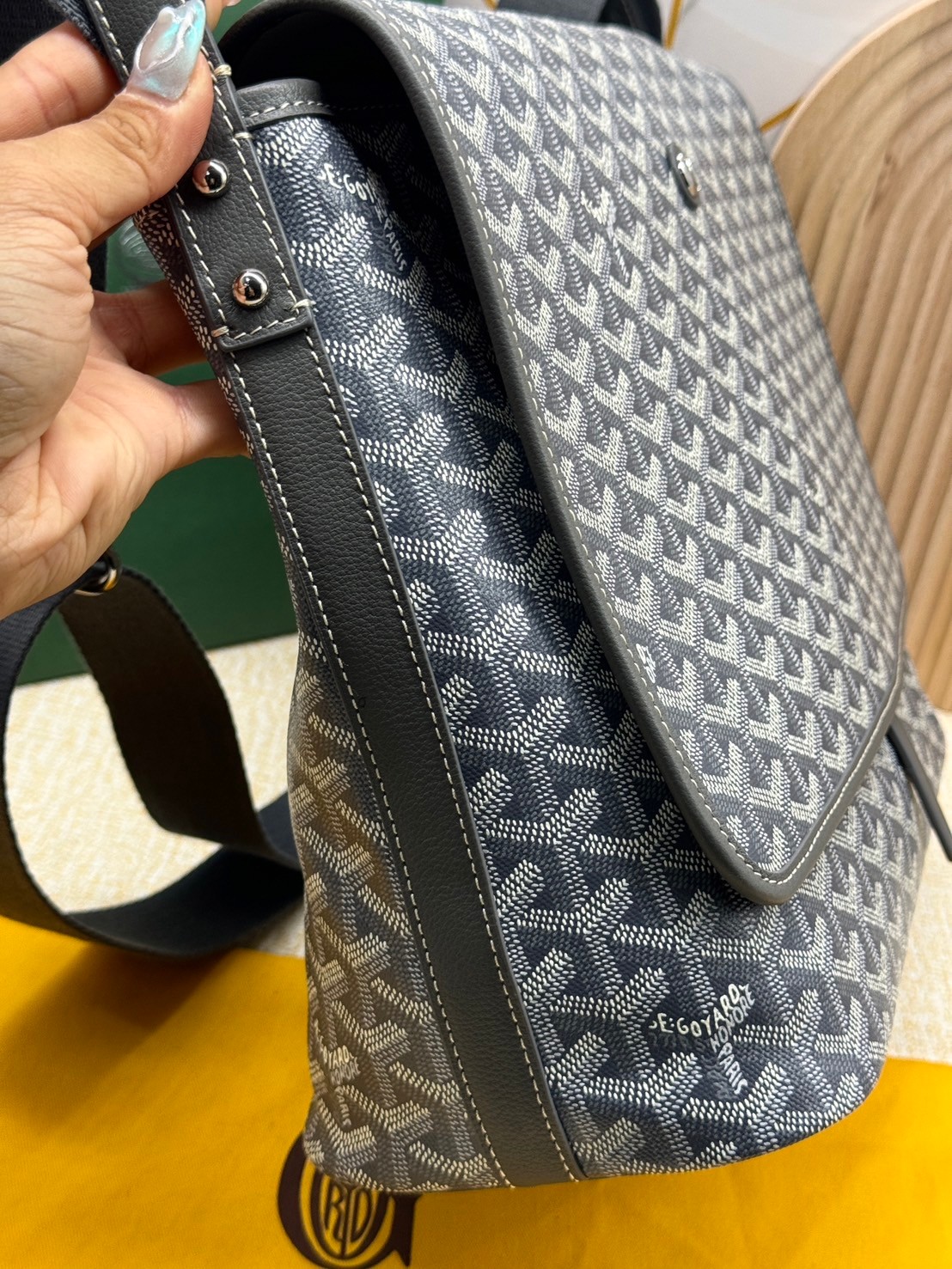 GOYARD Capetien MM Messenger Bag กระเป๋าแมสเซ็นเจอร์ใบใหญ่ ที่สุดของความหรู ตอบโจทย์การใช้งานจุของได้เยอะ เอกสาร แทปเล็ต พร้อมสายสะพาย ใช้งานง่าย ใบจริงสวยงามตามรูปค่ะ
