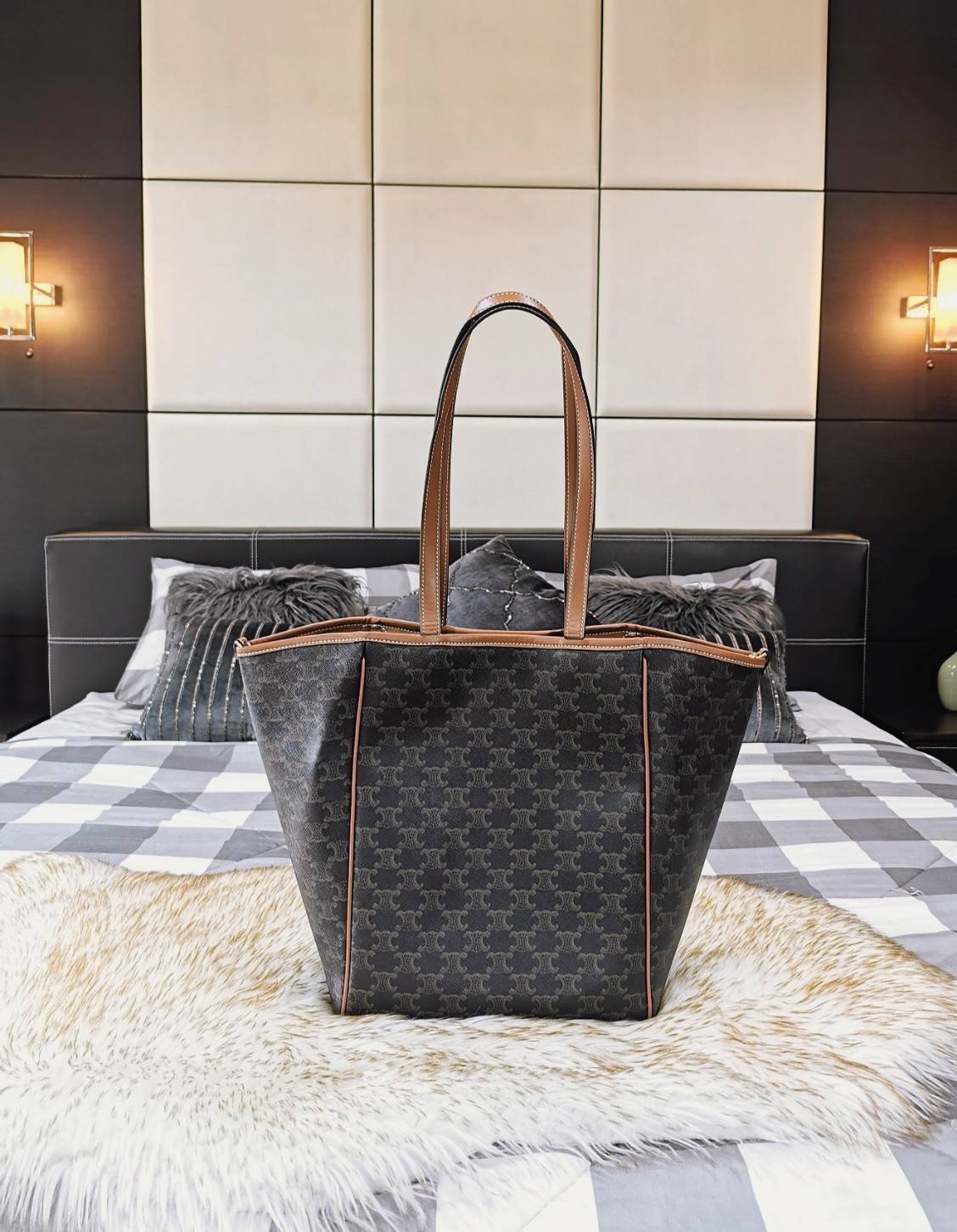 กลับมาตามคำเรียกร้อง! พร้อมส่งรุ่นหายากนะคะ!✴️ RARE ITEMS! NEW CELINE SHOPPING BAG VIP GIFT WITH PURCHASE (GWP) กระเป๋าสะพายพรีเมี่ยมกิ๊ฟ Limited จาก CELINE HAUTEPARFUME DUTY FREE วัสดุ TRIOMPHE CANVAS หนังสวยอยู่ทรงกันน้ำในดีไซน์ทรง TOTE สวยหรูคลา