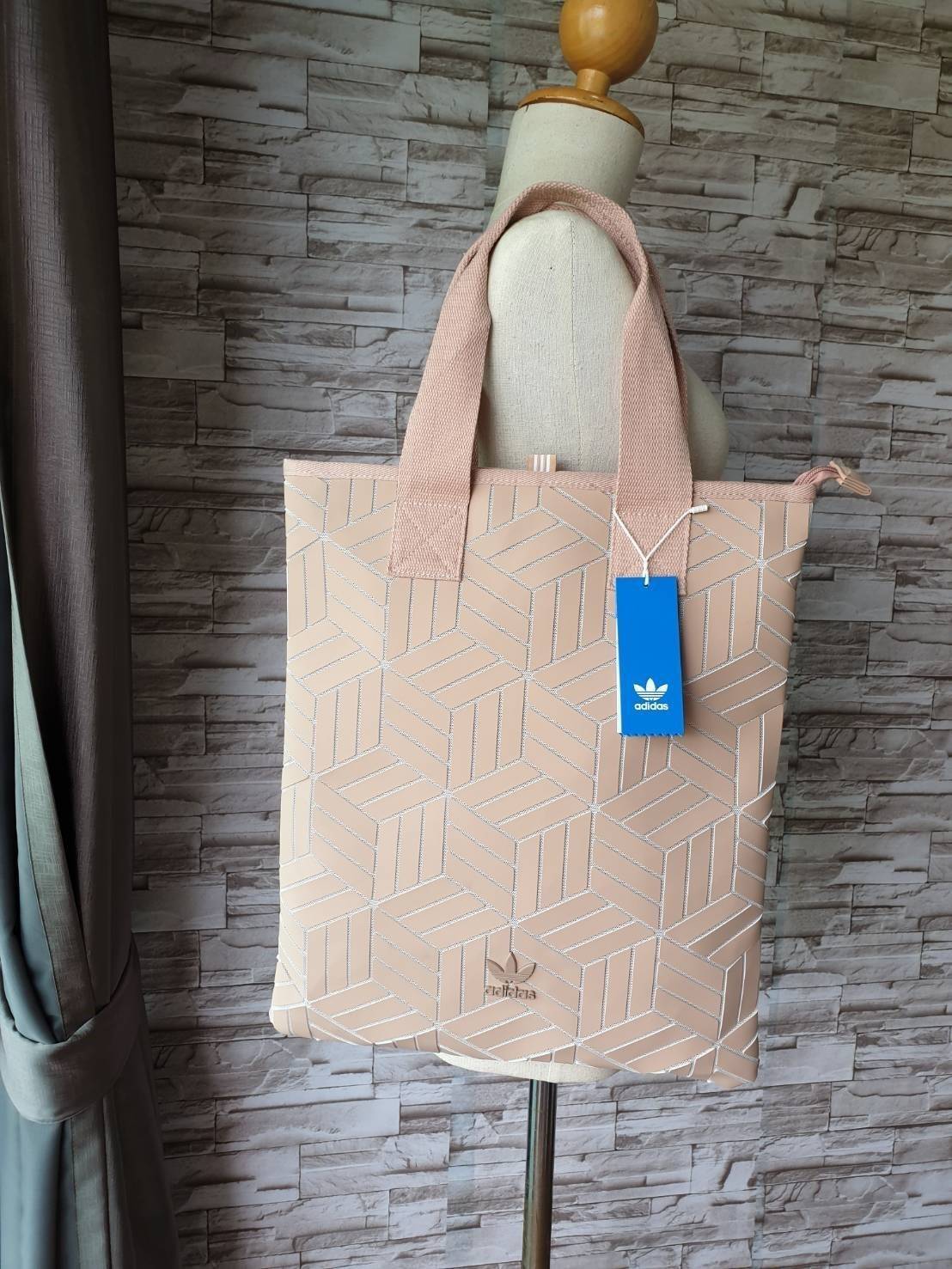 Adidas Original Shopper 3D Tote Bag Trefoil Handbag . Classic Sports กระเป๋าถือหรือสะพาย ลาย graphic ทรง sport วัสดุ polyurethaneเนื้อ matte หนังนิ่ม น้ำหนักเบา เปิดปิดด้วยซิป ภายในกว้างโล่ง ใส่ A4, iPad และของใช้ได้เยอะ Unisex ใช้ได้ทั้ง ช ญ ค่ะ