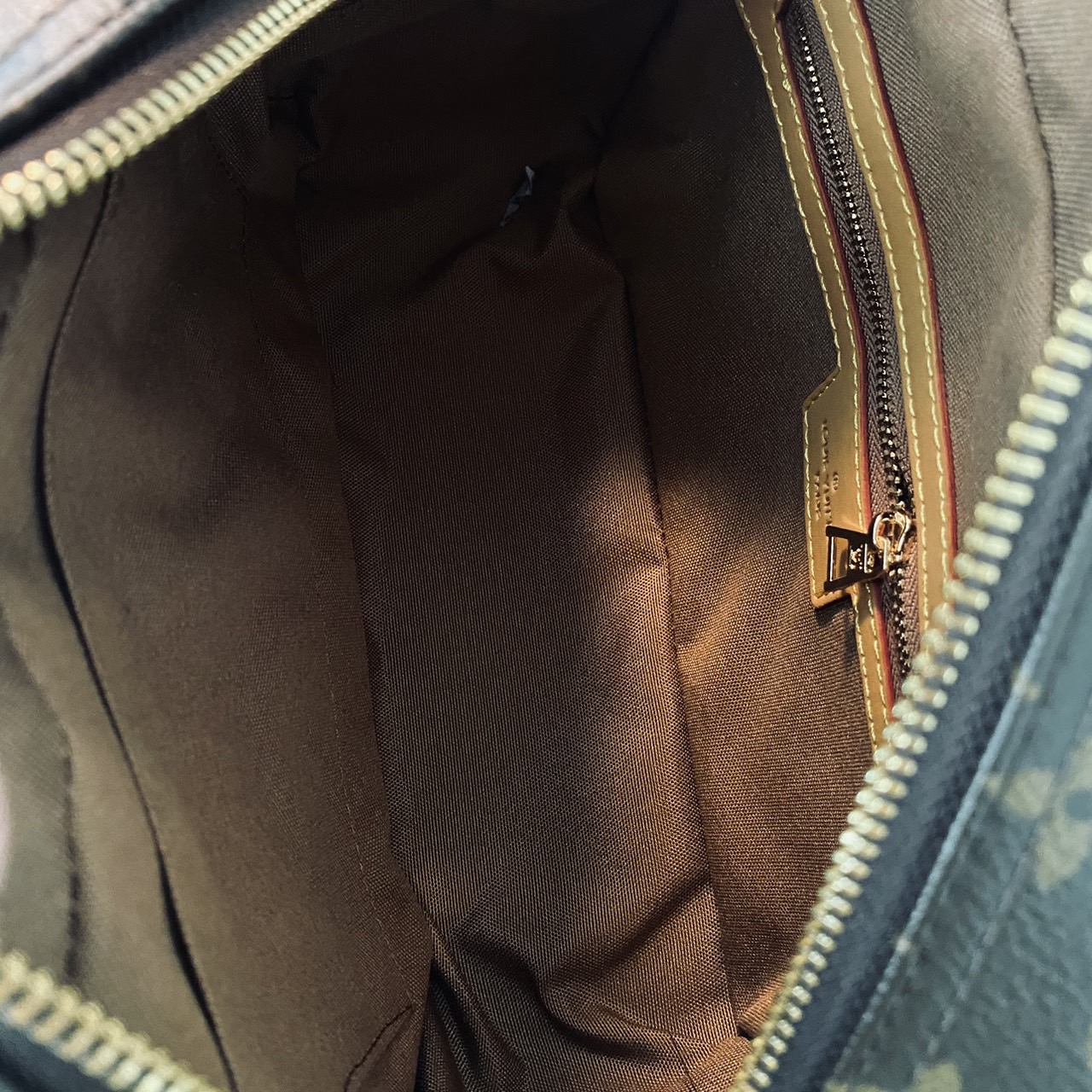 LV Cite Monogram Canvas Handbags หลงรักน้องเข้าแล้วค่า กับกระเป๋าสะพายวินเทจรุ่นยอดนิยม ทรงสะดวกใช้ ดีไซน์สุดคลาสสิค ใช้ได้ทุกวัน ใบจริงสวยน่าใช้มากๆ จัดให้ครบเซ็ท ล็อทนี้ราคาดีมาก สวยเกินราคา ตรงปก พร้อมเสิร์ฟความสวยให้ถึงบ้านไปเลยจ้า