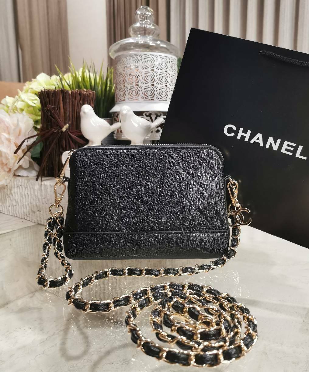 CHANEL Caviar Wristlet Crossbody Bag / Chanel Shoulder Bag With Chain กระเป๋าหนังลายเวียร์ปั๊มโลโก้แบรนด์ด้านหน้าสวยหรูดูแพง มาพร้อมจี้โลโก้แบรนด์ห้อยสีทองเก๋ๆน่ารัก