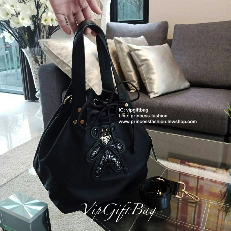 กระเป๋าทรง NYLON BUCKET STYLE จาก PRADA PREMIUM GIFT♡ จับจีบขนาดกำลังดี ใส่ของได้เยอะ ตัวกระเป๋าทรงจากไนล่อน กันน้ำทั้งใบ อะไหล่ทองปั้มแบรนด์ ด้านในจุของได้เยอะ บุผ้าปั้มแบรนด์ใส่ ipad ใส่หนังสือ ขวดน้ำ เครื่องสำอางค์ได้สบายคะ จะถือสวยๆ ก็เข้ากัน *