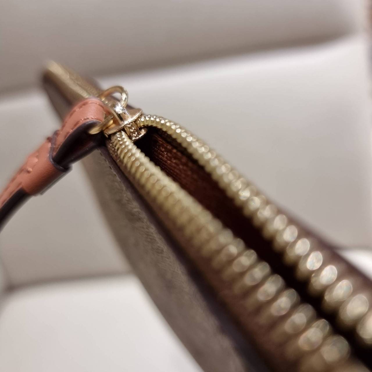 COACH C5624 LARGE CORNER ZIP WRISTLET IN SIGNATURE CANVAS WITH STRIPE สีใหม่กับคอลเลคชั่นที่ปังข้ามปี ฮิตไม่เลิก!! กระเป๋าคล้องมือ ดีไซน์ลายแถบสี สดใสน่าใช้มาก!! ขนาดเหมาะพกพา วัสดุหนังแคนวาส ภายในใส่ธนบัตร หรือใส่บัตร ใส่เหรียญ ได้หมด!! iphone13 pro ใส่ไ