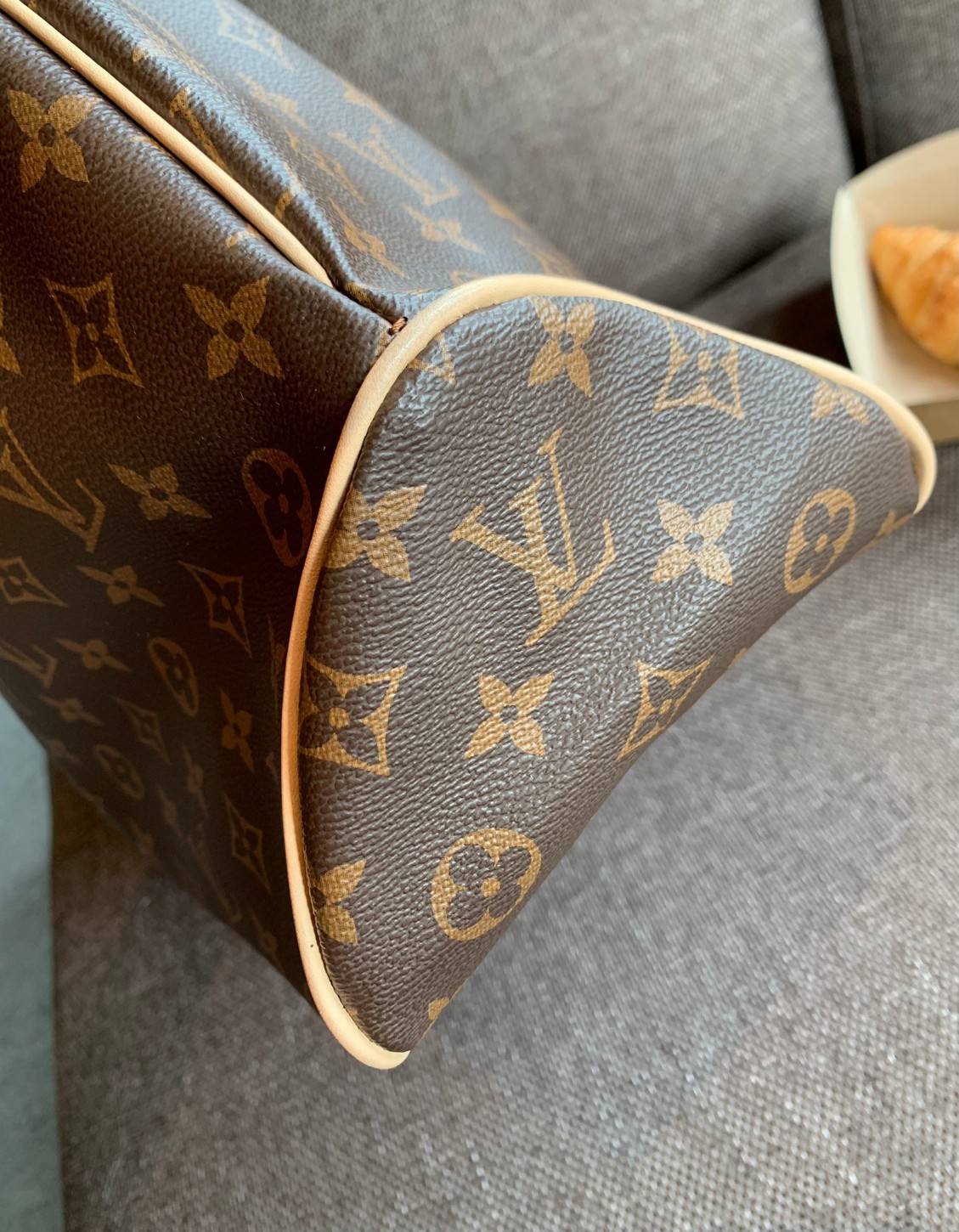 Large: ชอบๆใบใหญ่ ใส่ได้เยอะจริงๆค่าา!! LOUIS VUITTON MONOGRAM DELIGHTFUL ((PREMIUM GIFT LV)) พร้อมส่งค่ะสาวๆ กระเป๋าทรงสูง ใบใหญ่ หนังแกะสังเคราห์ นิ่มสวย ขอบหนังขัดสีธรรมชาติ หูหิ้วปั้มโลโก้LV สวย ปากกระเป๋ามีตัวคล้องให้นะคะ; ภายในกว้างมากๆสำหรับรุ่นนี้