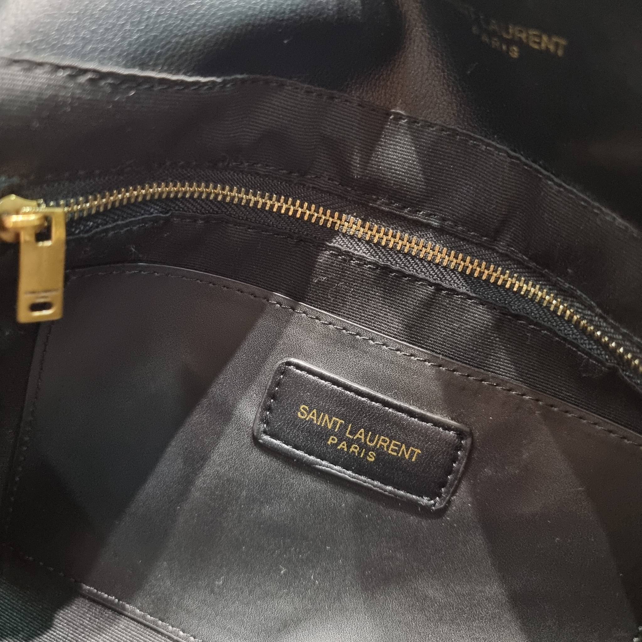 YSL jamie 4.3 in lambskin กระเป๋าสะพายใบใหญ่ เรียบหรู ดูปัง ดูแพง สีดำคลาสสิคตัดกับอะไหล่สีทองได้อย่างลงตัว ครบเครื่องตัวมัม! ดีไซน์ใหม่ 2023 สัมผัสผิวกระเป๋าดูดีมากๆ