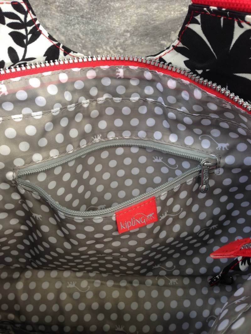 Kipling รุ่น Cicele กระเป๋าสะพายไหล่ใบใหญ่ สวยน่ารัก ตัวกระเป๋าด้านในเป็นช่องโล่งแบบปิดเปิดด้วยซิป มีช่องซิปด้านใน ด้านข้างกระเป๋า มี 2 ช่อง ปิดเปิด ด้วยเทป พร้อมที่ใส่โทรศัพท์ ปากกา และ MP 3 ในส่วนด้านใน และ ด้านข้างกระเป๋า ซ้าย-ขวา เป็นช่องขนาดเล็กสำหรั