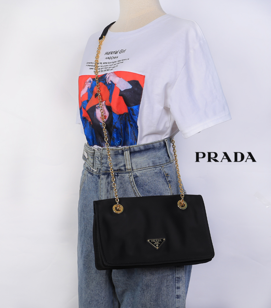 Prada Logo Shoulder bag / Prada Tessuto Nylon Chain Flap Bag กระเป๋าสะพายไหล่ หรือดึงเป็นสายยาวสะพายเป็น Crossbody เหมาะกับสาวๆสุดแซ่บมากๆๆเลยค่ะ วัสดุทำจากผ้าไนล่อน อะไหล่ทองทั้งใบ เปิด-ปิดด้วยกระดุมแม่เหล็ก ด้านหน้าประดับโลโก้แบรนด์ ด้านในแบ่งเป็น 1 ช่อ