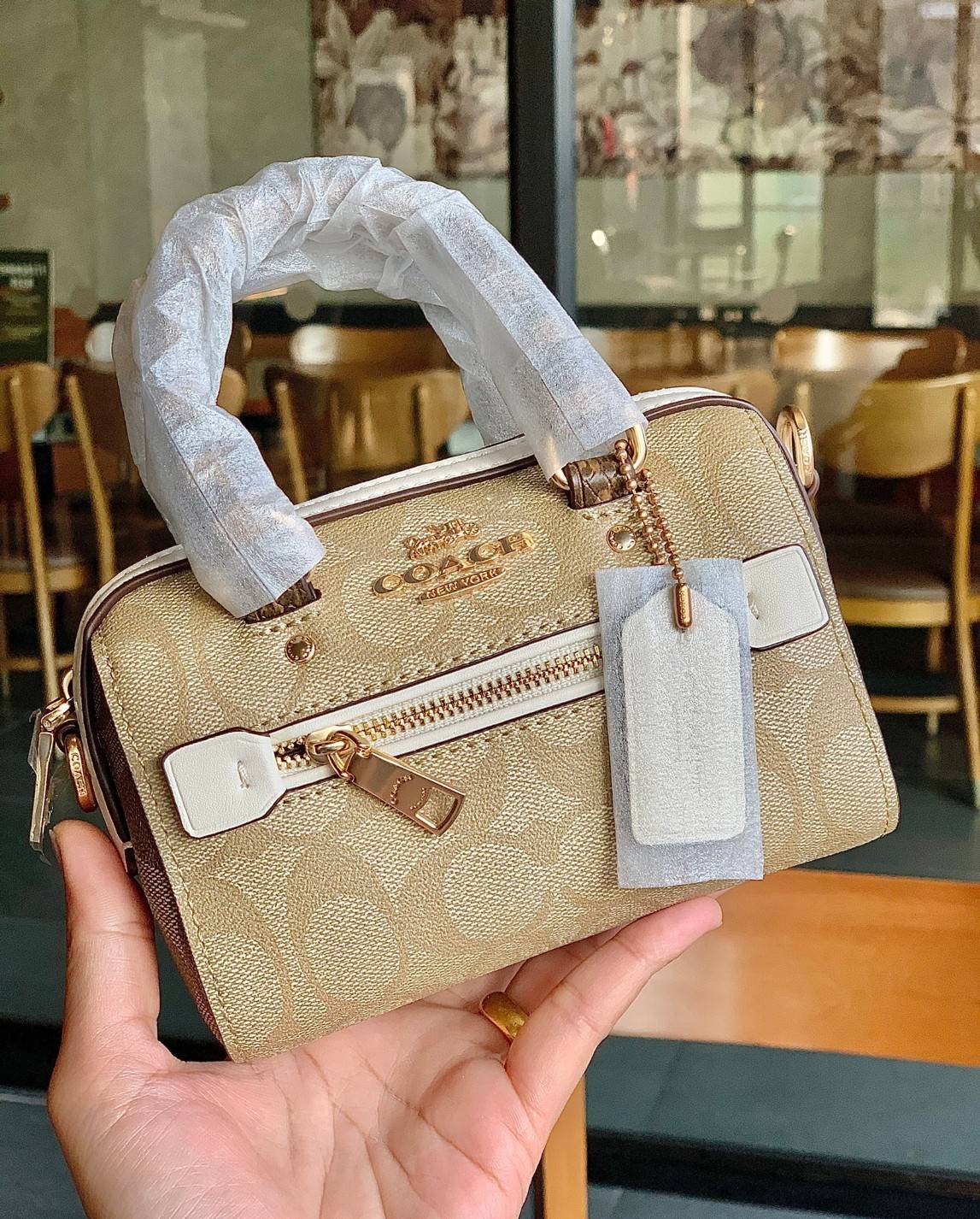จิ๋วแต่แจ๋วไปเลยค่าา😘 COACH MICRO ROWAN CROSSBODY ((2300)) MINI พร้อมส่ง! บอกเลยสาวๆห้ามพลาด ใบจริงสวยมากๆค่ะ! กระเป๋าขนาดมินิๆ หนังCanvas ผสมหนังบายหูตรงหูหิ้วได้ลงตัวสวยวามมากๆเลยค่ะ//ด้านหน้ามีช่องซิปเล็กใส่เหรียญ เปิดปิดช่องหลักแบบซิป ภายในใส่