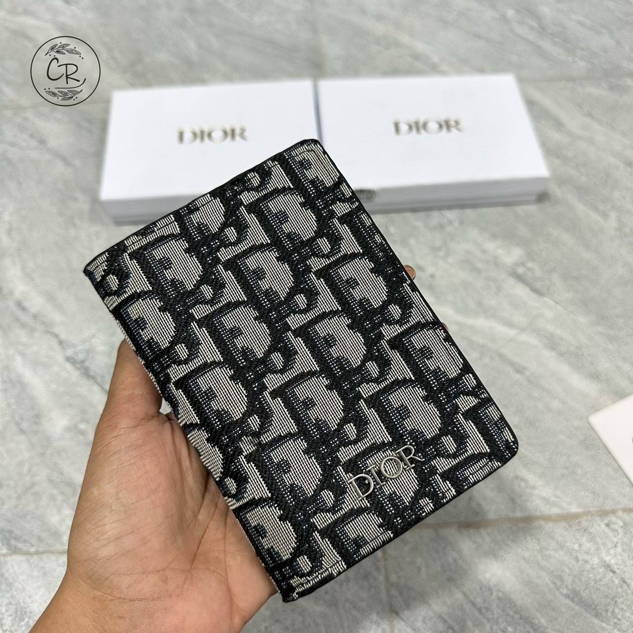 DIOR CARD HOLDER กระเป๋าใส่บัตร ไอเท็มที่จัดสรรความเป็นระเบียบให้คุณได้ง่าย ยังคงความหรูหรา เป็นสัดส่วนคล่องตัว มาพร้อมเสิร์ฟครบเซ็ท ในราคาน่ารักๆ ห้ามพลาดจ้า
