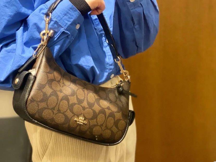 COACH C7223 PENNY SHOULDER BAG 25 IN SIGNATURE CANVAS คอลเลคชั่นเพนนีสุดคิ้วท์ ในรูปแบบของกระเป๋าสะพายไหล่กึ่งทรงพอช พร้อมเสิร์ฟความสวยถึงบ้านไปเลย!! ด้วยดีไซน์คลาสสิคย้อนยุค ที่แอบแฝงความเรียบหรู มาพร้อมสายสะพาย 2 เส้น เป็นสายคล้องมือและสายสะพายครอสบอดี้