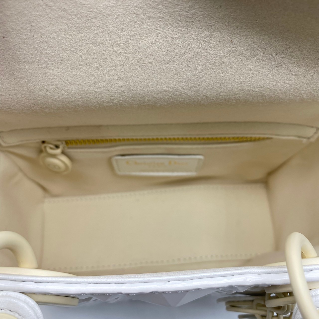 หนังแท้ DIOR LADY BAG 17cm ไซส์เล็กขนาดกำลังน่ารักเลยค่ะ งานออริหนังแท้ทั้งใบปั้มลายรุ่นใหม่ล่าสุด ความสง่างามอีกหนึ่งรุ่นของ Dior รูปทรงสีเหลียม ขนาดกระทัดรัด ตั้งอยู่ทรง ฐานกระเป๋าแข็งแรง มีหมุดรองฐาน ดีไซน์ที่มีเอกลักษณ์เฉพาะตัว ด้านหน้าตกแต่งด้วยตัวอั