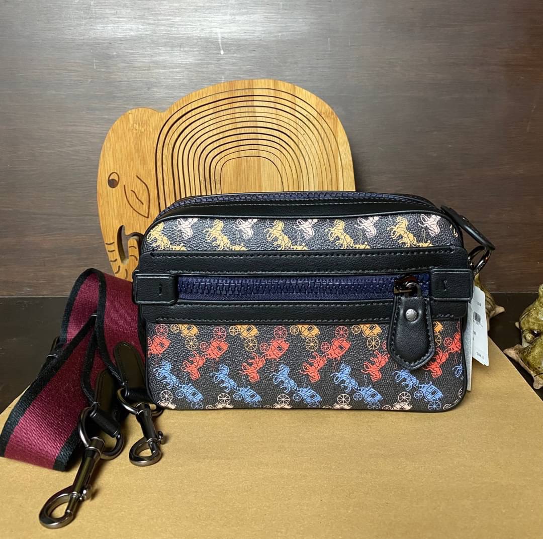 COACH ACADEMY CROSSBODY WITH HORSE AND CARRIAGE PRINT (COACH 89084) ผ้าใบเคลือบพิมพ์ลายและหนังกรวดขัดเงา ภายในกระเป๋ามัลติฟังก์ชั่น| ปิดด้วยซิป ซับในผ้า ด้านนอกมีซิปและกระเป๋าสลิป สายสะพายถอดได้