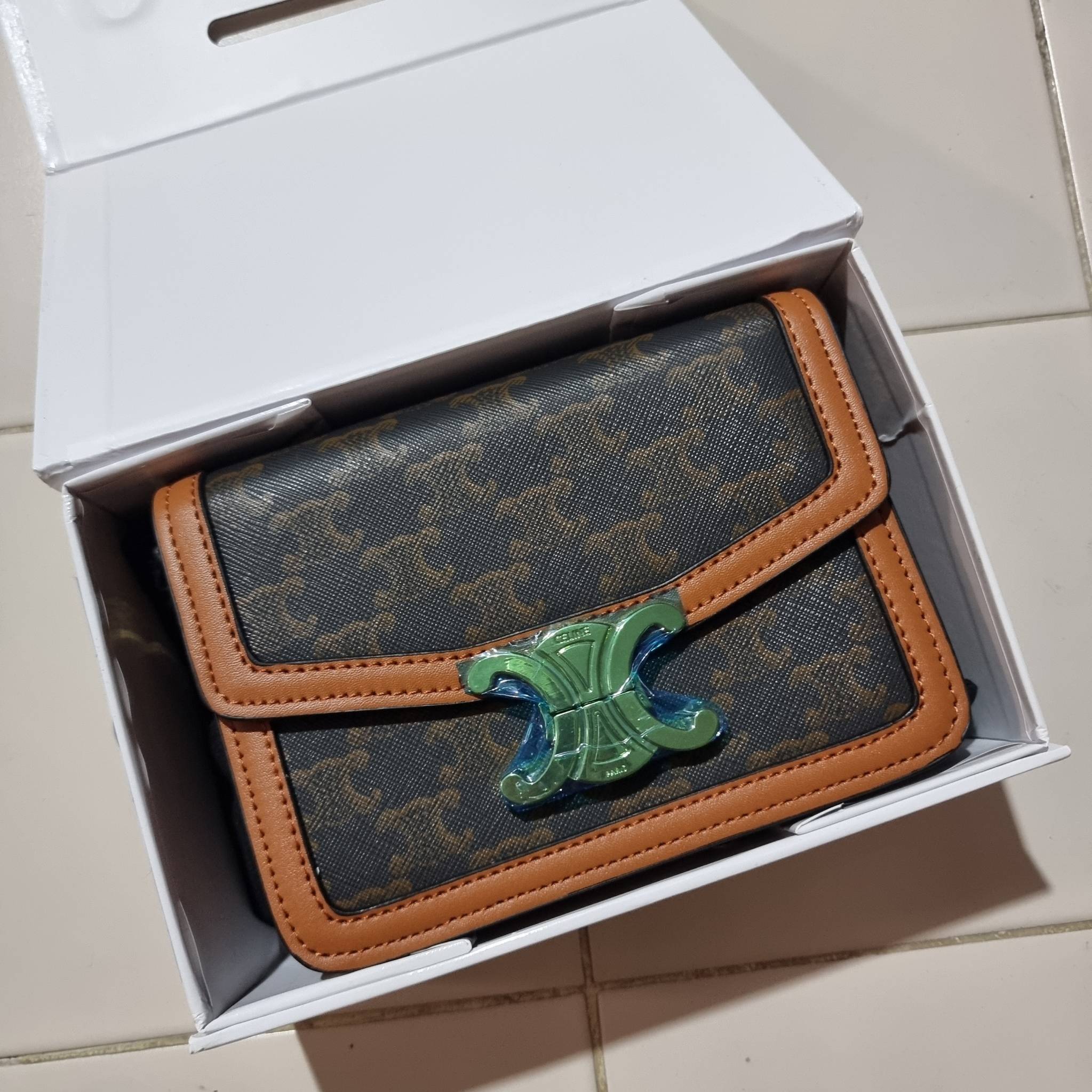 VIP 🥂 CELINE TEEN TRIOMPHE BAG IN TRIOMPHE CANVAS AND CALFSKIN ไม่มีไม่ได้เลยกับไอเท็มสุดคลาสสิค กระเป๋าสะพาย สวยอยู่ทรง ดีไซน์เป็นธรรมชาติ เนเชอรัลโทน ดูดี ดูแพง ไซส์กะทัดรัดมาใหม่ วัสดุหนังแคนวาสสลับหนังแท้ เปิด-ปิดด้วยตัวกดล็อค ใช้งานสะดวก ภายใ