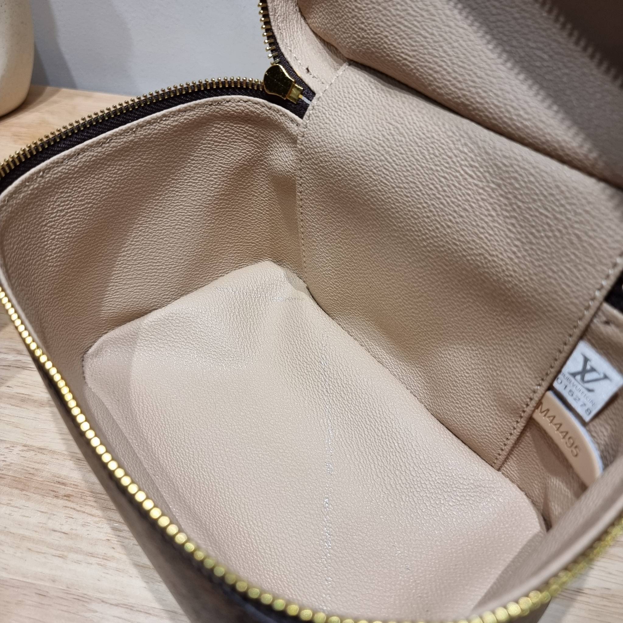 LV NICE MINI MONOGRAM BAG เบสท์เซลเลอร์คอลเลคชั่น ที่ใครๆก็ต้องมีใช้ กับกระเป๋า cosmetics ทรงกล่อง ใส่เครื่องสำอางค์ หรือจะใช้ใส่ของพกจำเป็นประจำวันก็ได้ สบายๆ