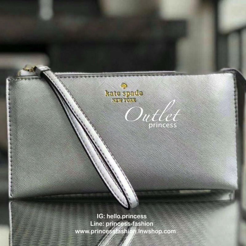 KATE SPADE Wallet Clutch Bag กระเป๋าทรงคลัชสุดคุ้มหนัง Saffiano ด้านหน้ามีโลโก้แบรนด์ มาพร้อมสายคล้องมือ เปิดปิดด้วยซิปสะดวกใช้ สามารถใส่แทนกระเป๋าสตางค์ใบยาว ภายในแบ่งออกเป็น3ช่องหลัก มีช่องใส่บัตร เครื่องสำอาง เครื่องเขียน เหรียญ ไส่ไอโฟนพลัส ได้ค่ะ มีก
