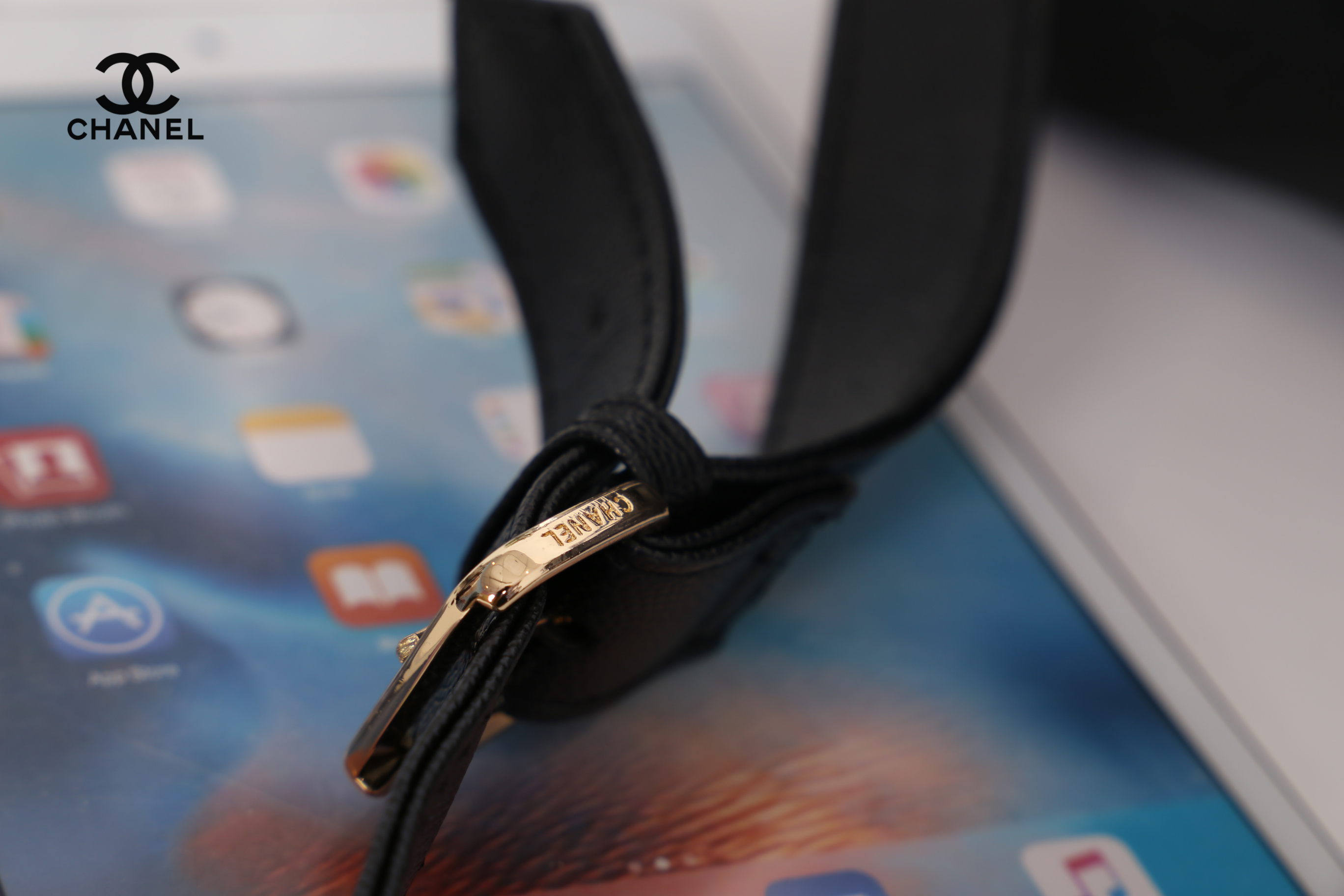 CHANEL Caviar Small Travel bag / CHANEL CAVIAR LARGE HANDBAG / chanel travel bag กระเป๋าเดินทางขนาดพอเหมาะ อะไหล่ทอง วัสดุหนังลายคาร์เวียร์ สวยหรูน่าใช้ น้ำหนักเบา มาพร้อมแท็กหนังแบรนด์อะไหล่ทอง และแท็กหนังใส่กุญแจ