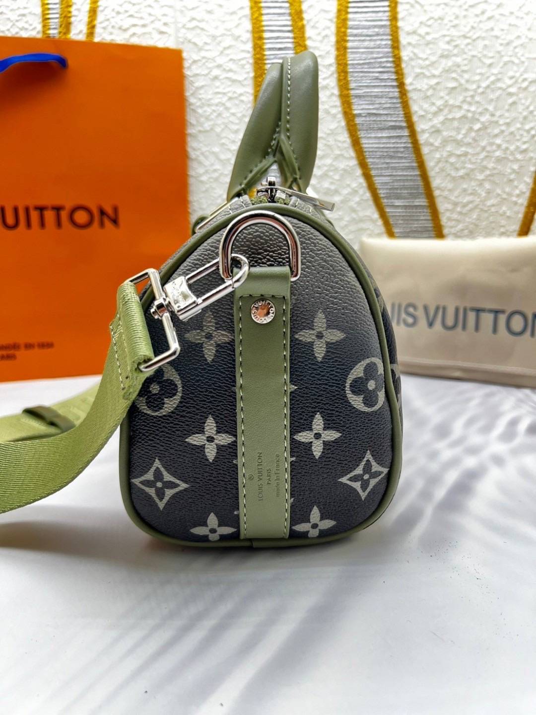LV Keepall Bandoulière 25 Bag Khaki green Monogram Gradient กระเป๋าสะพายรุ่นใหม่ เพิ่มลูกเล่นใหม่สีเขียวกากีไล่เฉดสี พิมพ์ลายโมโนแกรม สวยเท่คลาสสิกก่อนใคร