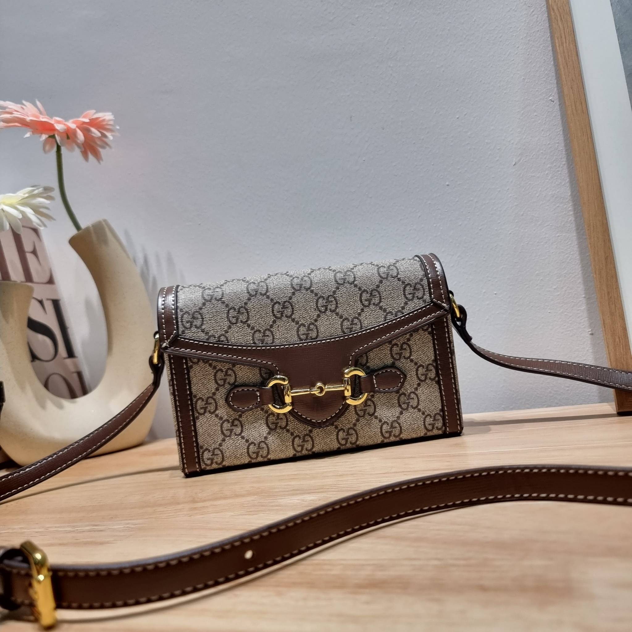 Set 3 ชิ้น Gucci Horsebit 1955 Mini Bag / GG crossbody horizon mini bag box set ชวนสะสม ใครมองหาของขวัญอยู่ เซ็ทนี้จัดว่าเลิศมาก! กับการจับเอารุ่นยอดฮิต มามิกซ์รวมกับไอเท็มสุดคุ้มของมันต้องมี!! จัดเรียงให้อยู่ในกล่อง box set ลิมิเต็ด ที่มีทั้งแว่นตา gentl