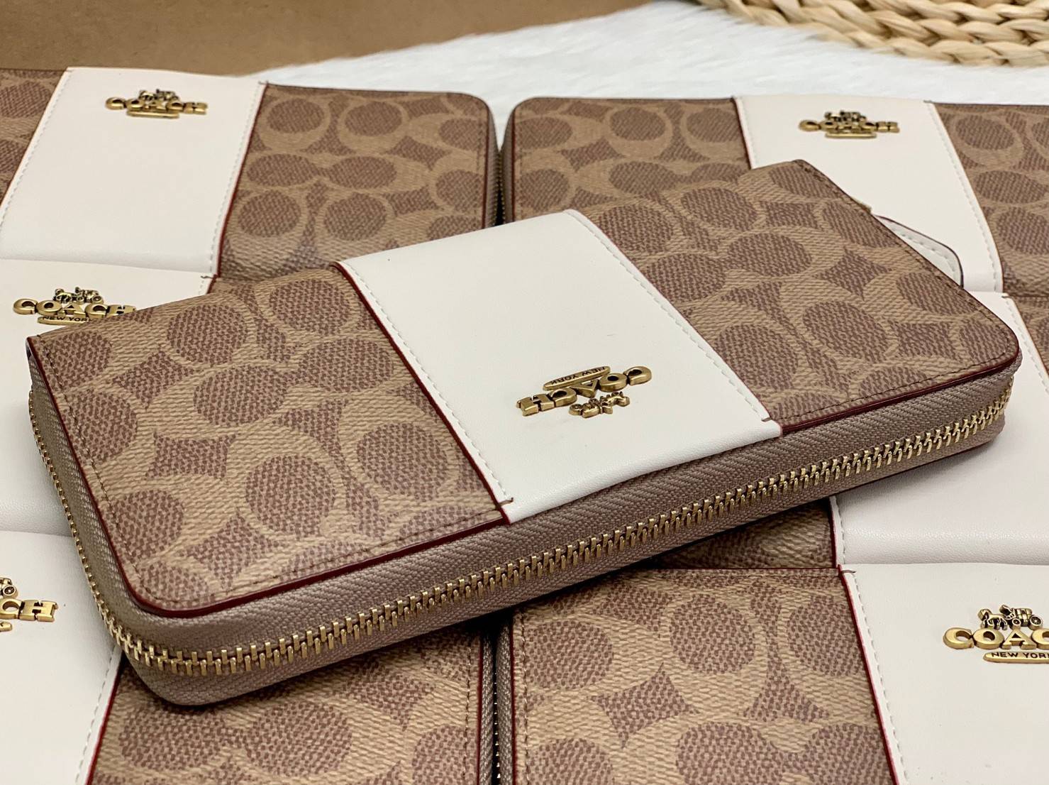 ของแท้ COACH ACCORDION ZIP WALLET ((31546)) กระเป๋าเงินใบยาว แบบซิปรอบ หนังแท้ ตัดหนังเรียบตรงกลางสวยงามค่ะ