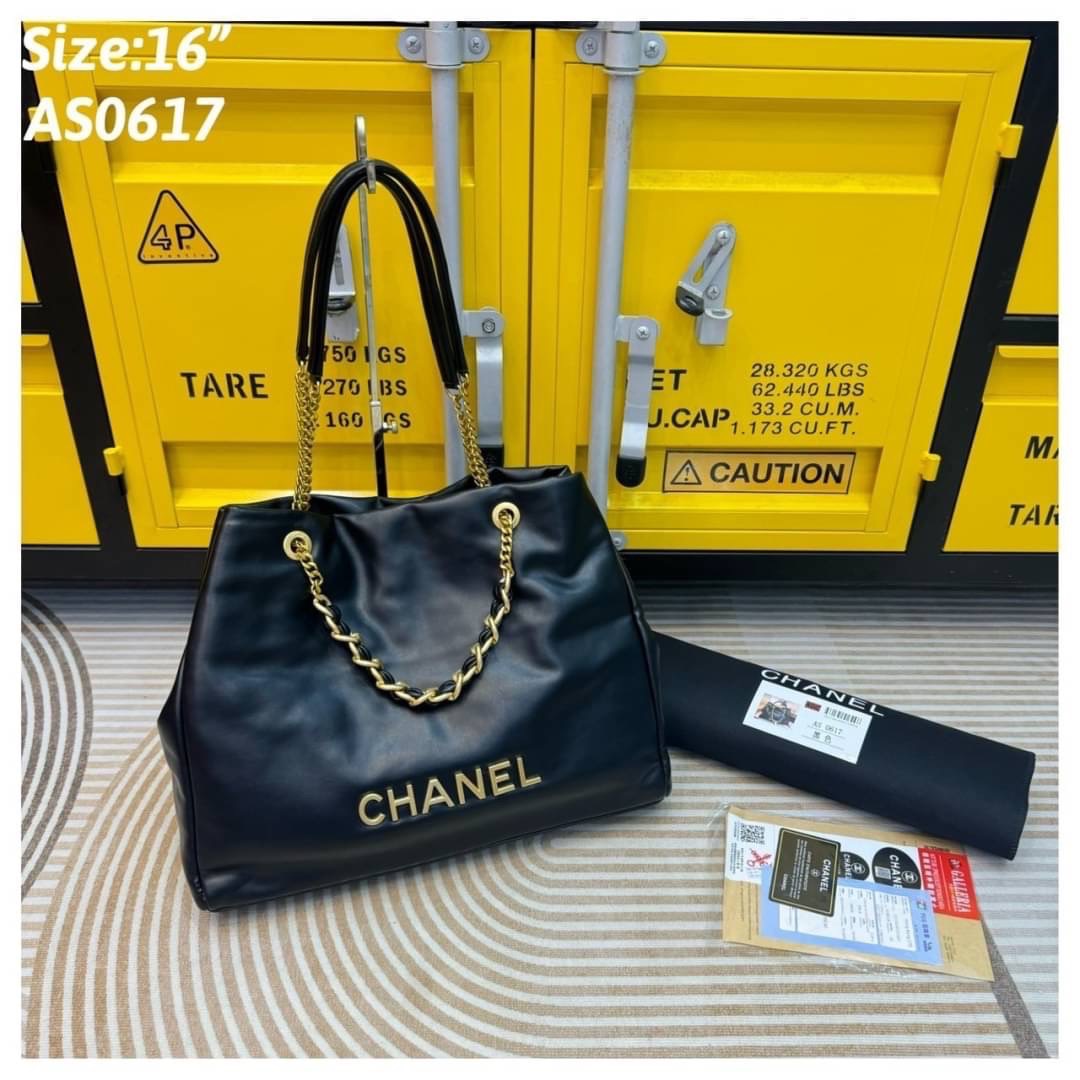 Chanel Tote Leather Bag กระเป๋าทรงโท้ทใบใหญ่ หนังเรียบผิวสัมผัสดีงามน่าหลงใหล อะไหล่สีทองเงางาม ดีไซส์เรียบหรูใช้งานง่าย รุ่นนี้สามารถใช้ได้ทั้งผู้หญิงและผู้ชายน้า