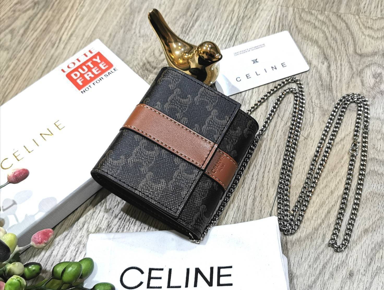CELINE WALLET BAG WITH CHAIN VIP GIFT WITH PURCHASE (GWP) พรีเมี่ยมกิ๊ฟ Limited จาก CELINE HAUTE PARFUME DUTYFREE COUNTER วัสดุ Triomphe Canvas หนังสวยอยู่ทรงปั้มโลโก้ด้านหน้าเปิดปิดฝาพับกระดุม ภายในมีช่องแบ่งหลายช่อง มีช่องใส่บัตรห
