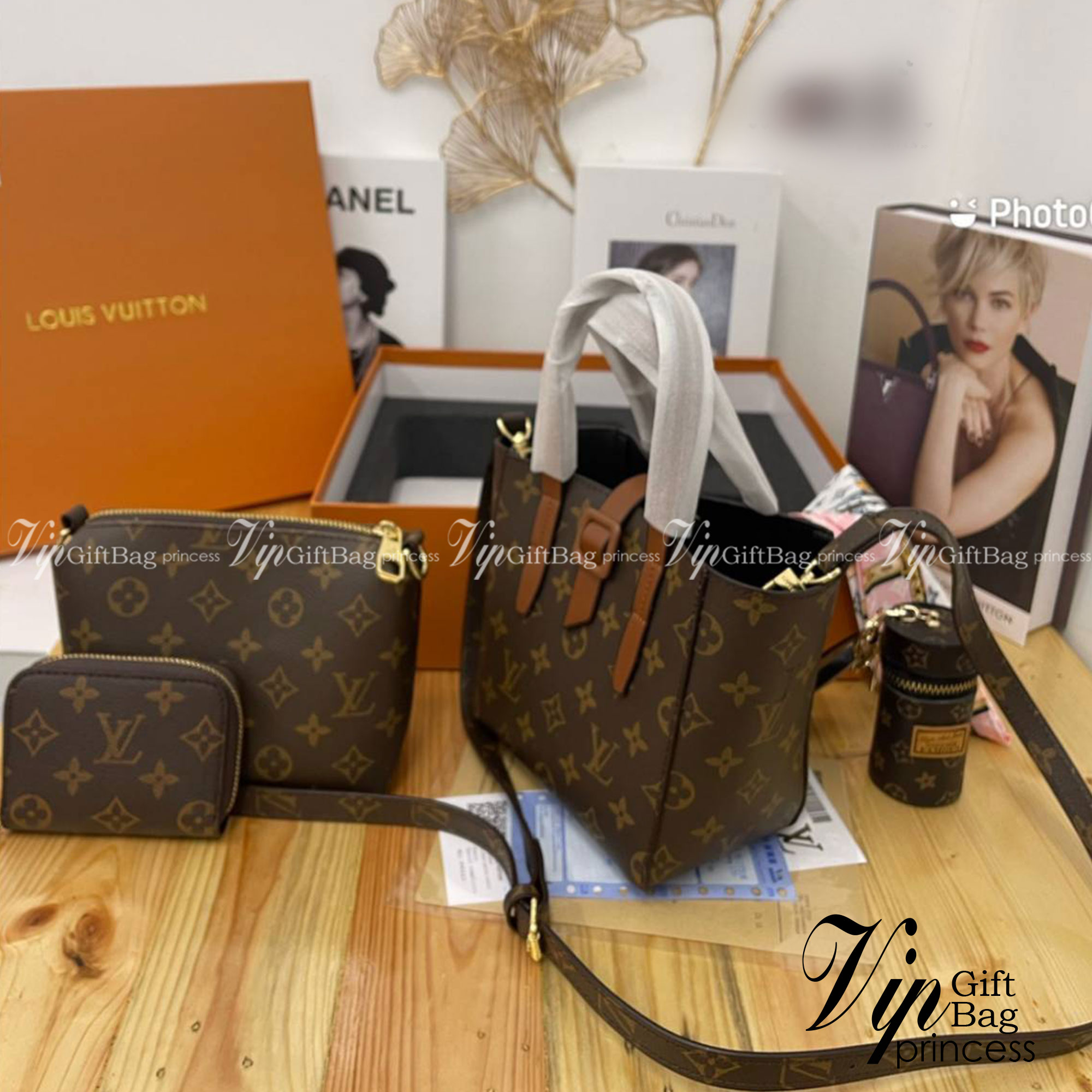 LV MINI TOTE BAG box set 5 in 1 จัดเลยค่า ชุดกระเป๋าเซ็ท4ใบ จัดเป็นพร้อมกล่องผ้าพันสวยหรูให้เป็นของขวัญคนรับถูกใจแน่นอนจ้า ทรงสวยใช้งานง่าย มีราคาดีมากค่า ขนาดกำลังดีเลยค่า ถือก็หรู สะพายก็เริสค่า box set ชวนสะสม