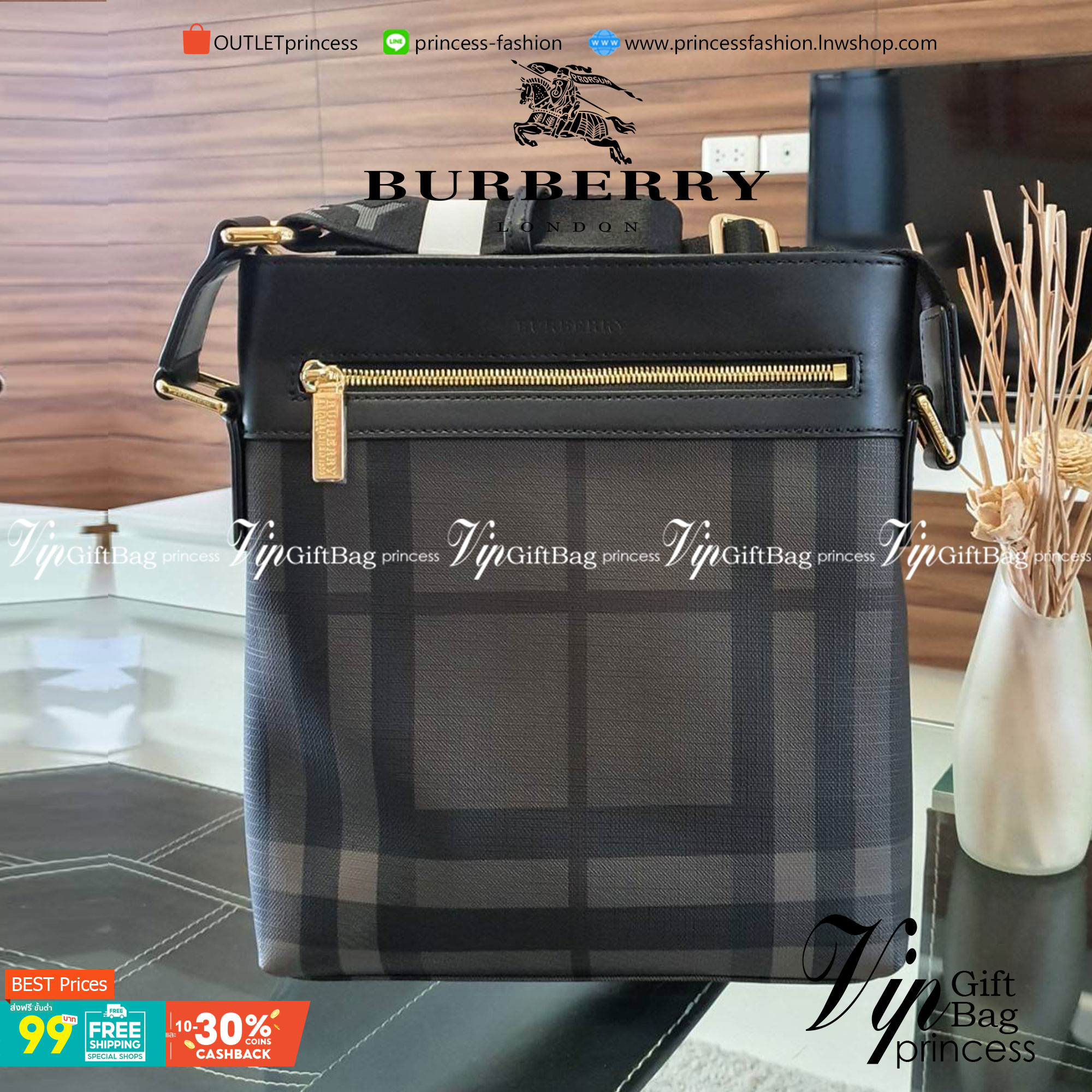 พร้อมเป็นของขวัญ มอบให้คุณผู้ชายแล้วค่ะ สำหรับ BURBERRY CROSSBODY VINTAGE BAG VIP GIFT WITH PURCHASE (GWP) พรีเมี่ยมกิ๊ฟ Limited Edition จากBURBERRY วัสดุหนังโทนสีสุภาพ คลาสสิก ตกแต่งด้วยซิปสะดวกใช้ด้านหน้า ช่องหลักเปิดปิดด้วยซิปยาวด้านบน พร้อมช่องซิปอีกห