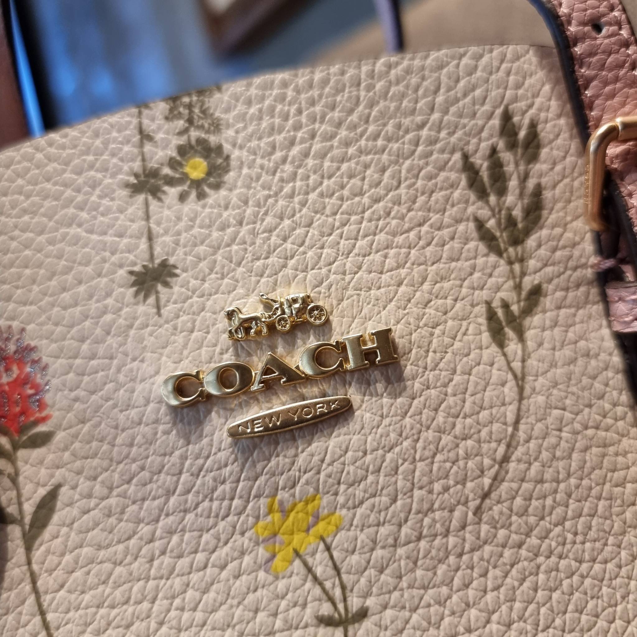 COACH C4084 MOLLIE TOTE 25 WITH SPACED WILDFLOWER PRINT ดีไซน์ใหม่ล่าสุด กระเป๋าโท้ทไซส์เล็กที่สาวๆต่างก็ต้องปักใจรัก รอบนี้น้องถูกเติมแต่งลวดลายดอกไม้ เพิ่มดีเทลความน่าใช้ไปอีก วัสดุหนัง pepble เรียบหรูดูดีม้าก!! ภายในโล่งกว้าง มีช่องซิปกลางใส่ของได้ ขนา