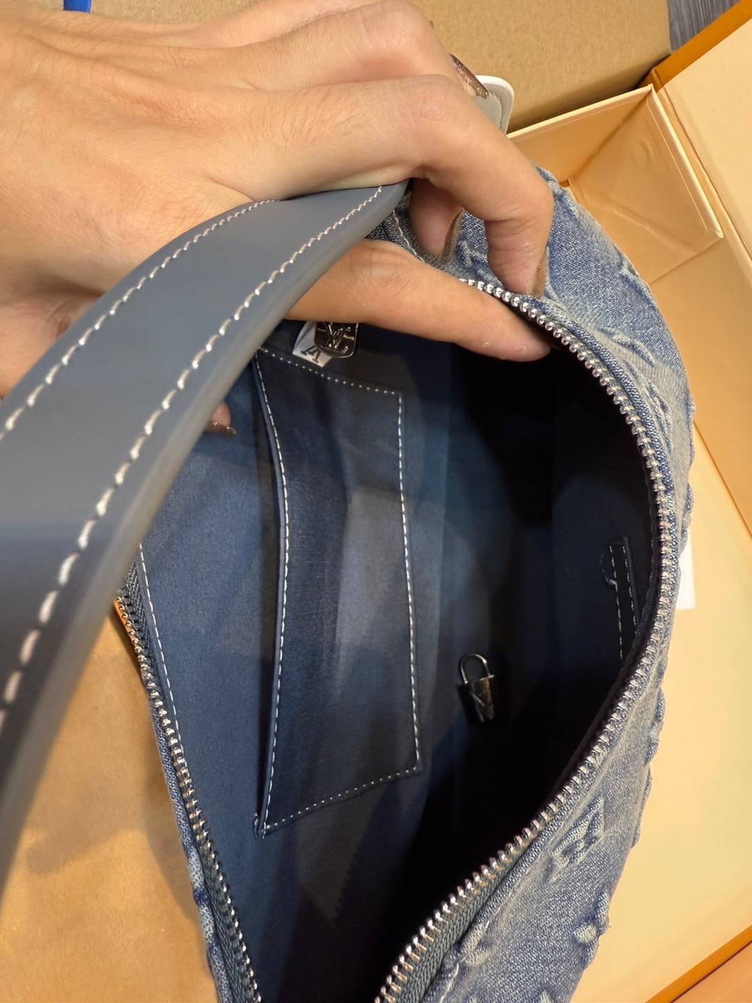 LV Slouchy PM Monogram Denim Bag กระเป๋าทรงโฮโบ ใหม่ล่าสุด ที่ใครๆก็ต้องมี ด้วยรูปทรงคลาสสิคและใช้งานง่าย ในดีไซน์สุดชิคเดนิมปั้มนูนคมชัดสวยดูลัคชู