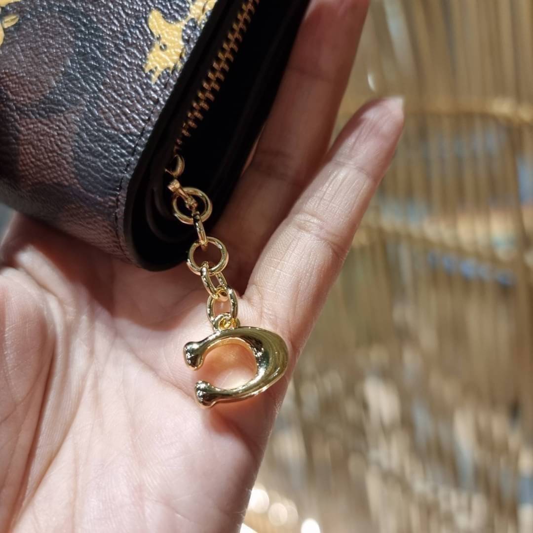 C4591 C4592 COACH COACH x PEANUTS SNAP WALLET IN SIGNATURE CANVAS WITH SNOOPY PRINT / WITH WOODSTOCK PRINT กระเป๋าสตางค์ใบเล็ก ขนาดกำลังเหมาะ ดีไซน์น่ารักอีกแล้วจ้า ♥️ มันน่ารักน่าใช้มาก โดดเด่นด้วยลายคอลเลคชั่นยอดฮิต วัสดุหนังแคนวาสเคลือบลาย เปิด-