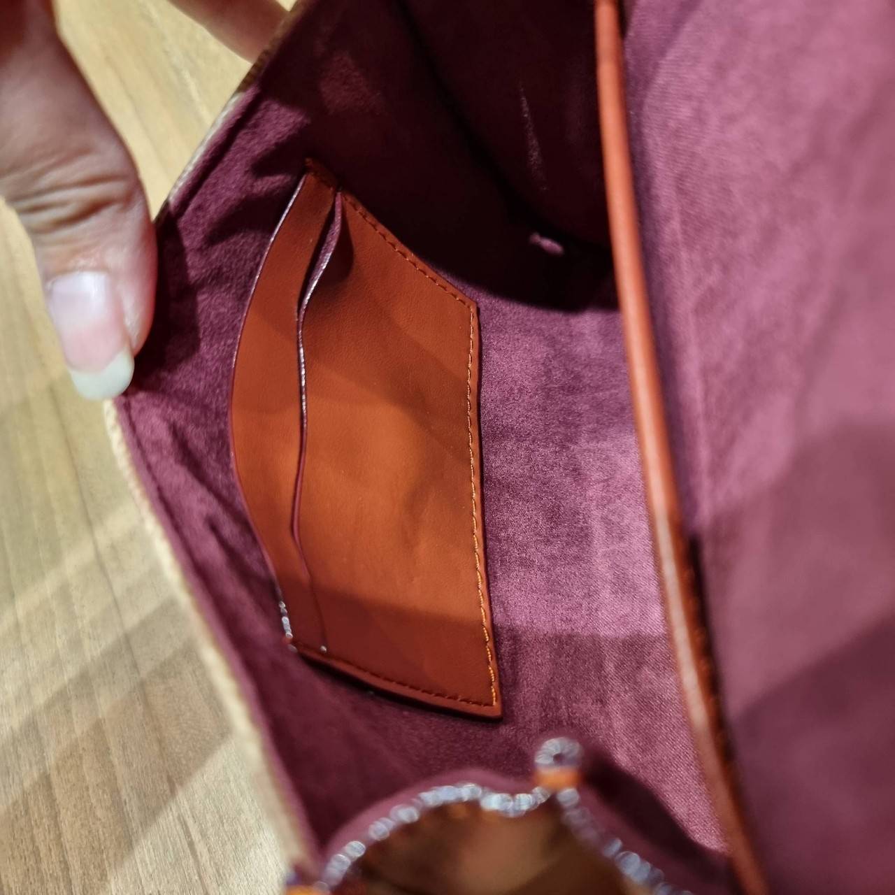 COACH C4204 KIP TURNLOCK CROSSBODY IN SIGNATURE CANVAS คอลเลคชั่นใหม่ สาวกงานดีไซน์สีสนิมต้องปลื้ม!! กับกระเป๋าสะพายข้าง ขนาดพกพาง่าย ใช้งานสะดวกมากๆ วัสดุหนังแคนวาสเคลือบลาย ตัดขอบด้วยหนังแท้ เปิด-ปิดด้วยตัวบิดล็อคแน่นหนา ภายในเป็นช่องโล่ง มีช่องใส่บัตร 