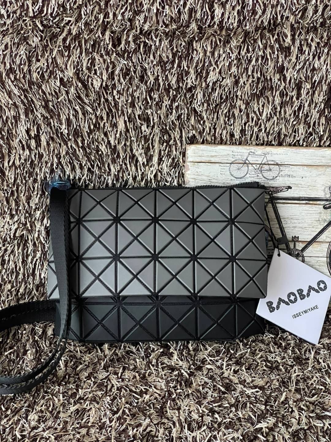 Baobao Issey Miyake Prism Kangaroo crossbody bag กระเป๋าสะพาย Crossbody รูปทรงสี่เหลี่ยมผืนผ้า ไซส์กำลังพอดี เห็นแบบนี้บอกเลยว่าใส่ของสำคัญได้แบบครบถ้วน ไม่ว่าจะเป็นโทรศัพท์ กระเป๋าตังค์ หรือพาวเวอร์แบงค์ จัดเป็นอีกหนึ่งรุ่นที่น่ารัก สายสะพายปรับได้ตามควา